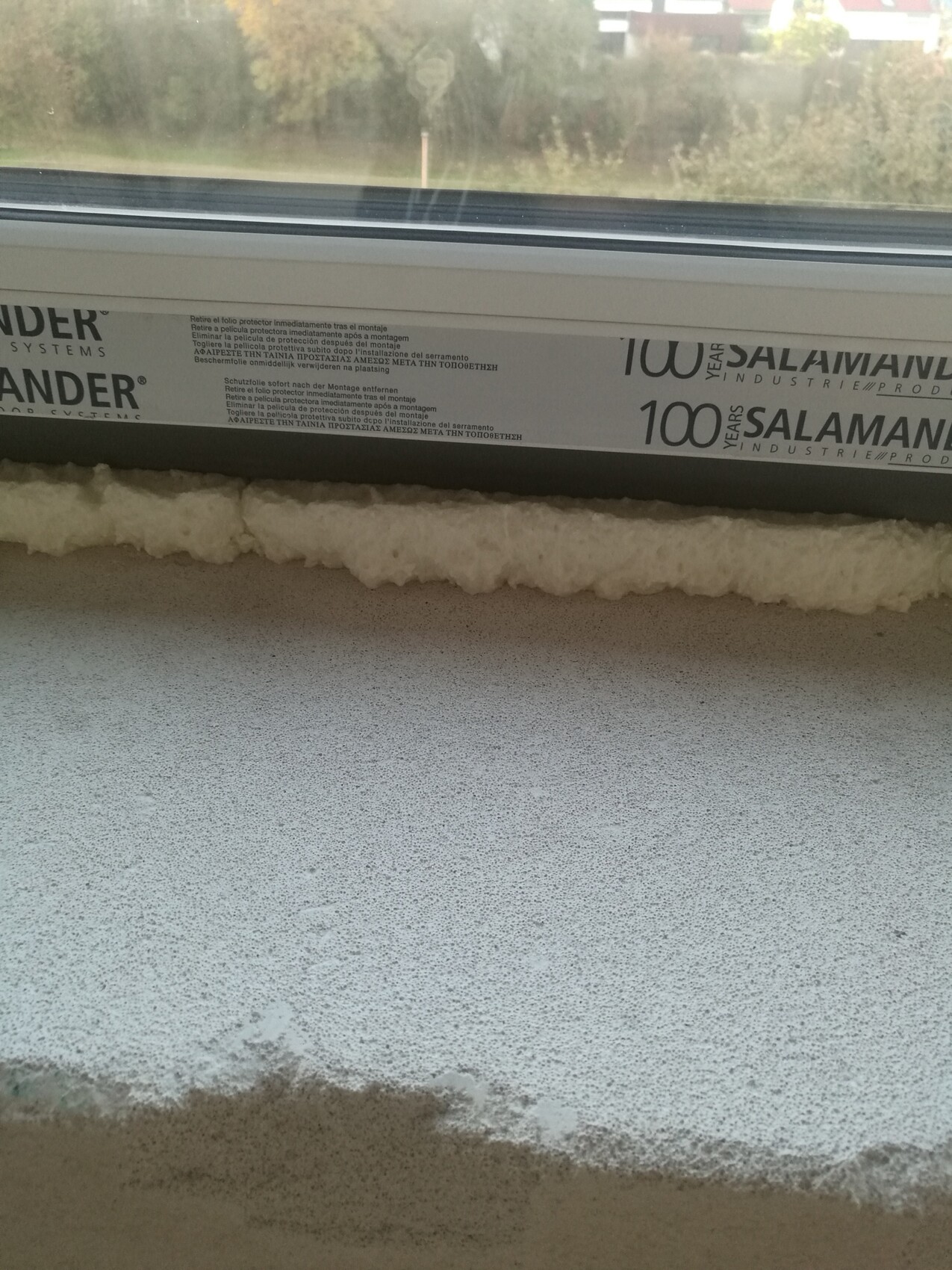 Fensterrahmenabdichtung mit Bauschaum-Dichtmasse am Innenfenster