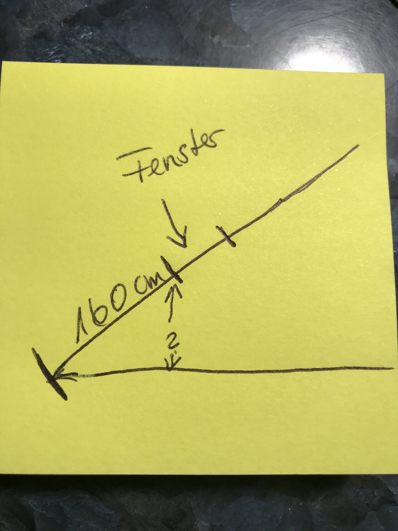 Gelbes Post-it mit schräger Linie, Beschriftung 160 CM, 2 cm Abstand, Fenster.