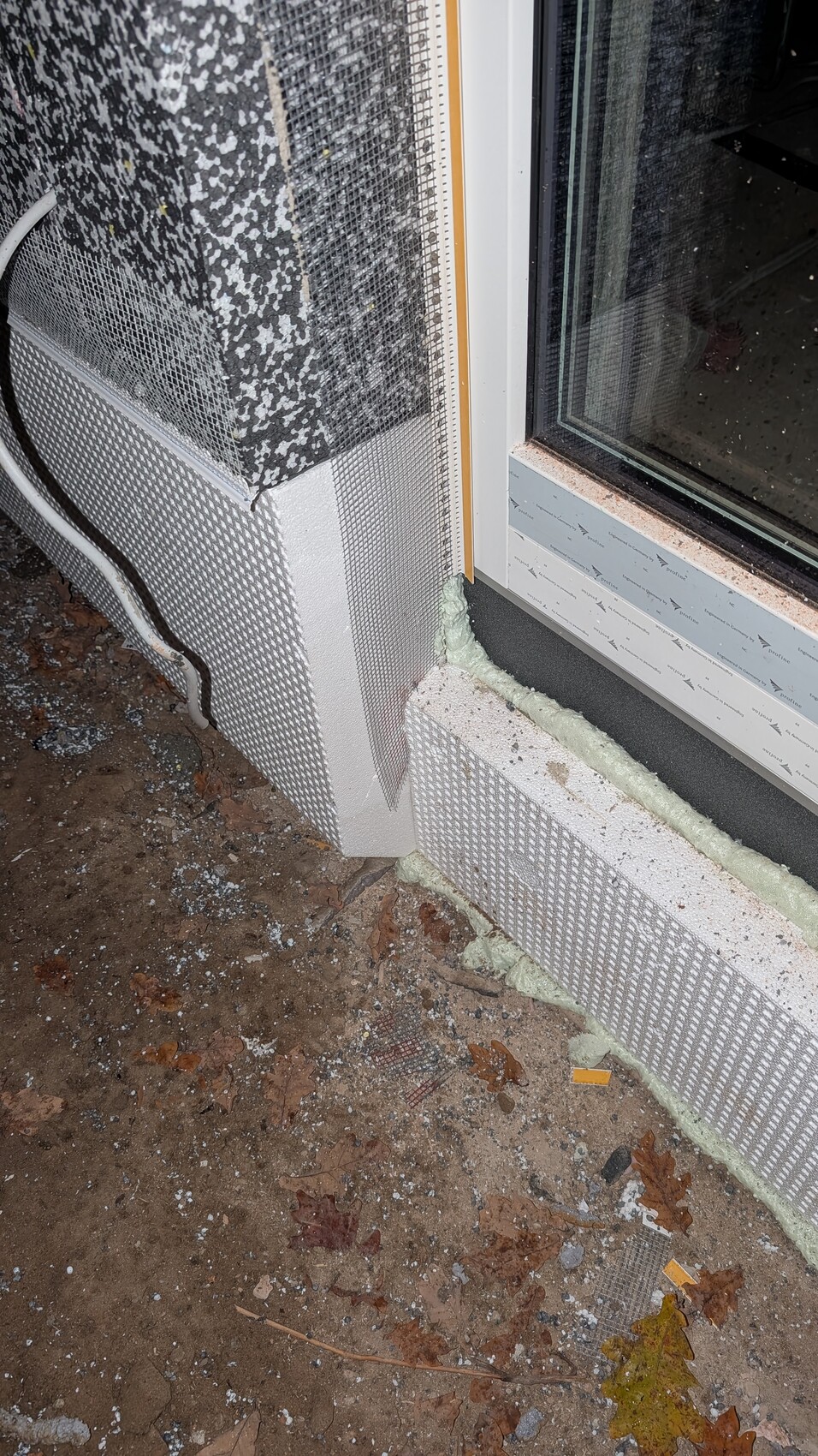 Aussenfensterinstallation mit Dichtung, Schaum und Daemmung am Mauerwerk