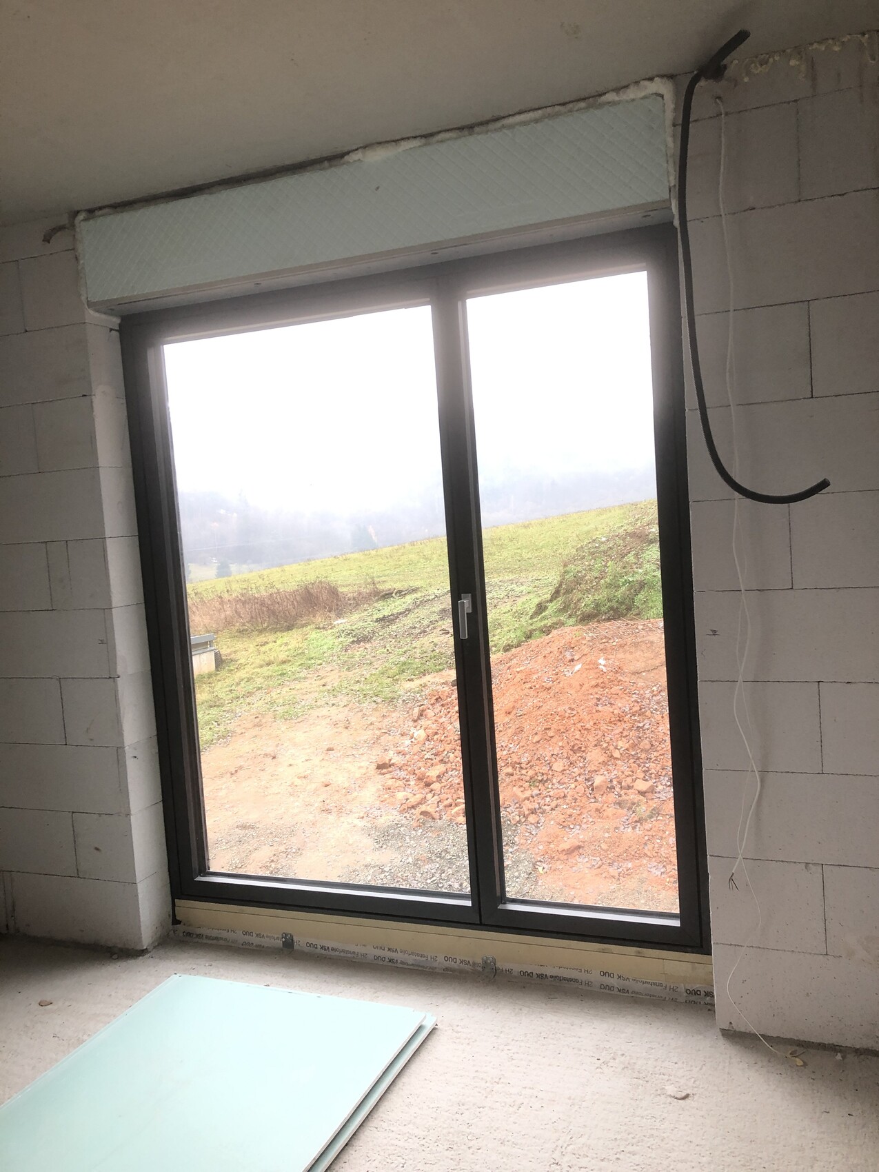 fenster-im-rohbau-neubau-grosses-doppelverglasungsfenster.JPG