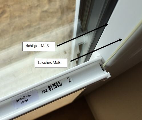 Fensterrahmen mit Markierungen zeigt richtiges und falsches Maß