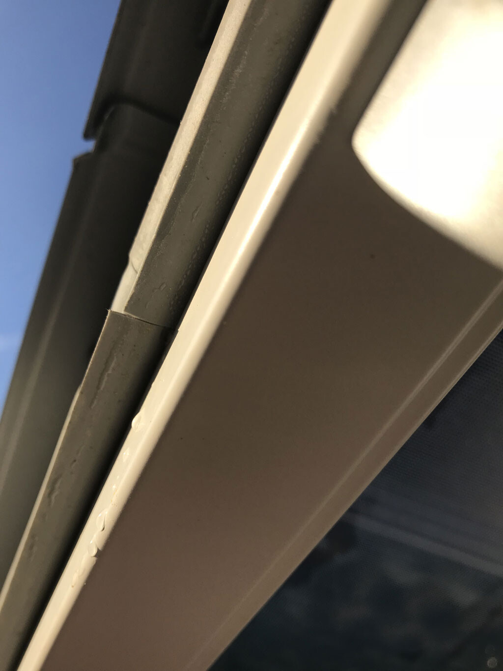 Nahaufnahme eines Fensterrahmens mit Dichtungen im Außenbereich