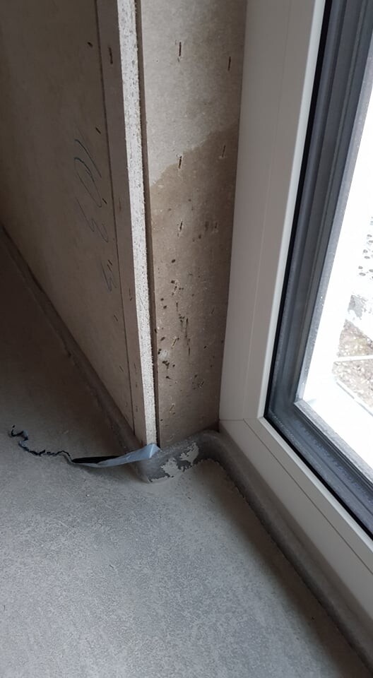 Fensterrahmen im Rohbaubereich neben unfertiger Wand