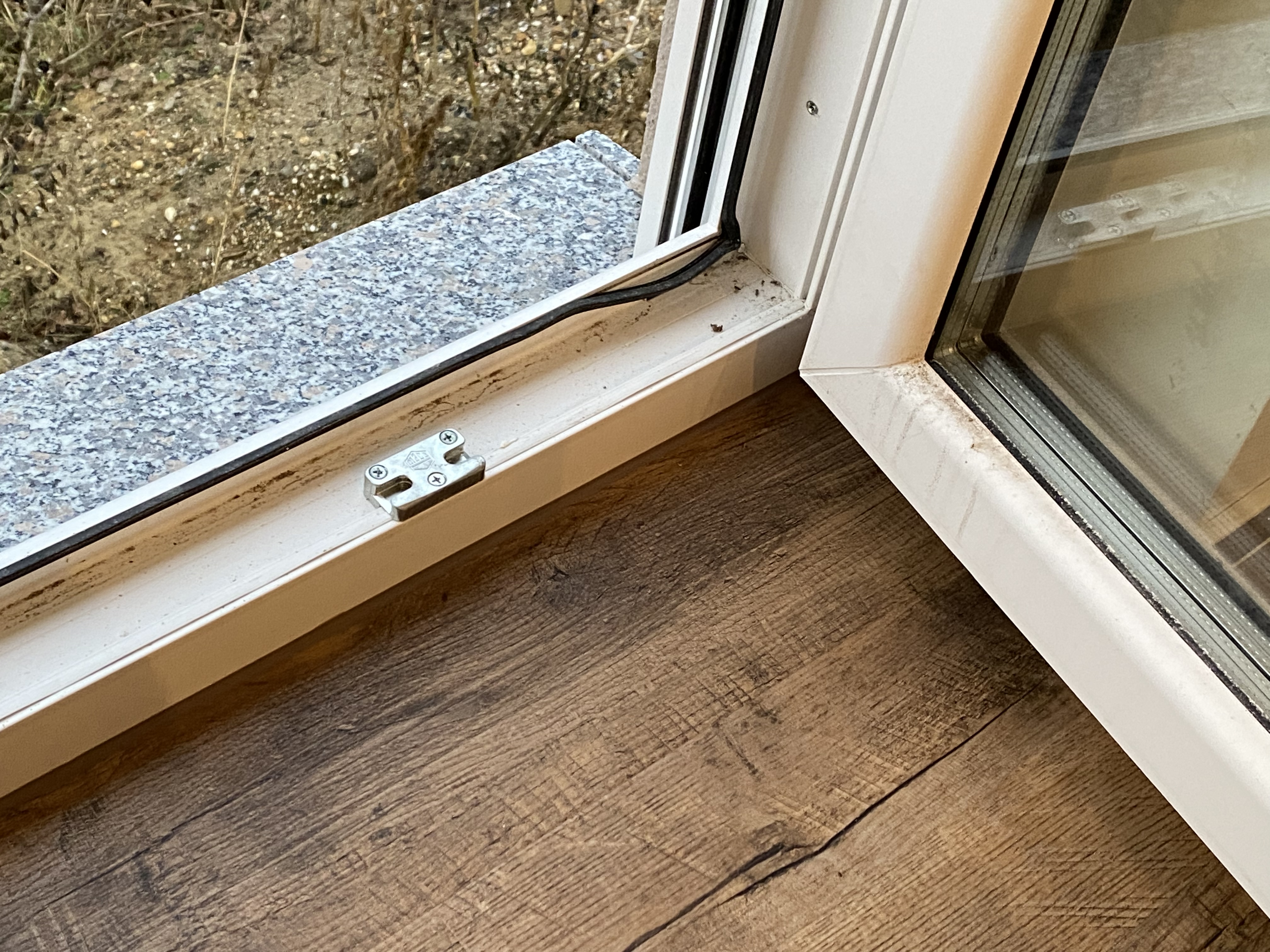 fenster-rahmen-mit-verschluss.jpeg