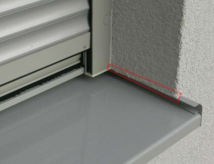Außenrolladenkasten links, Wand rechts; schmaler Dichtungsstreifen am unteren Rand der Fuge.