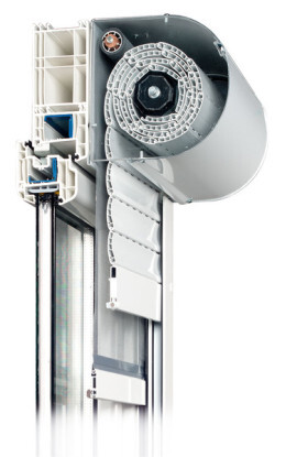 Fensterrahmen mit Rollladenkasten und Führungsschienen