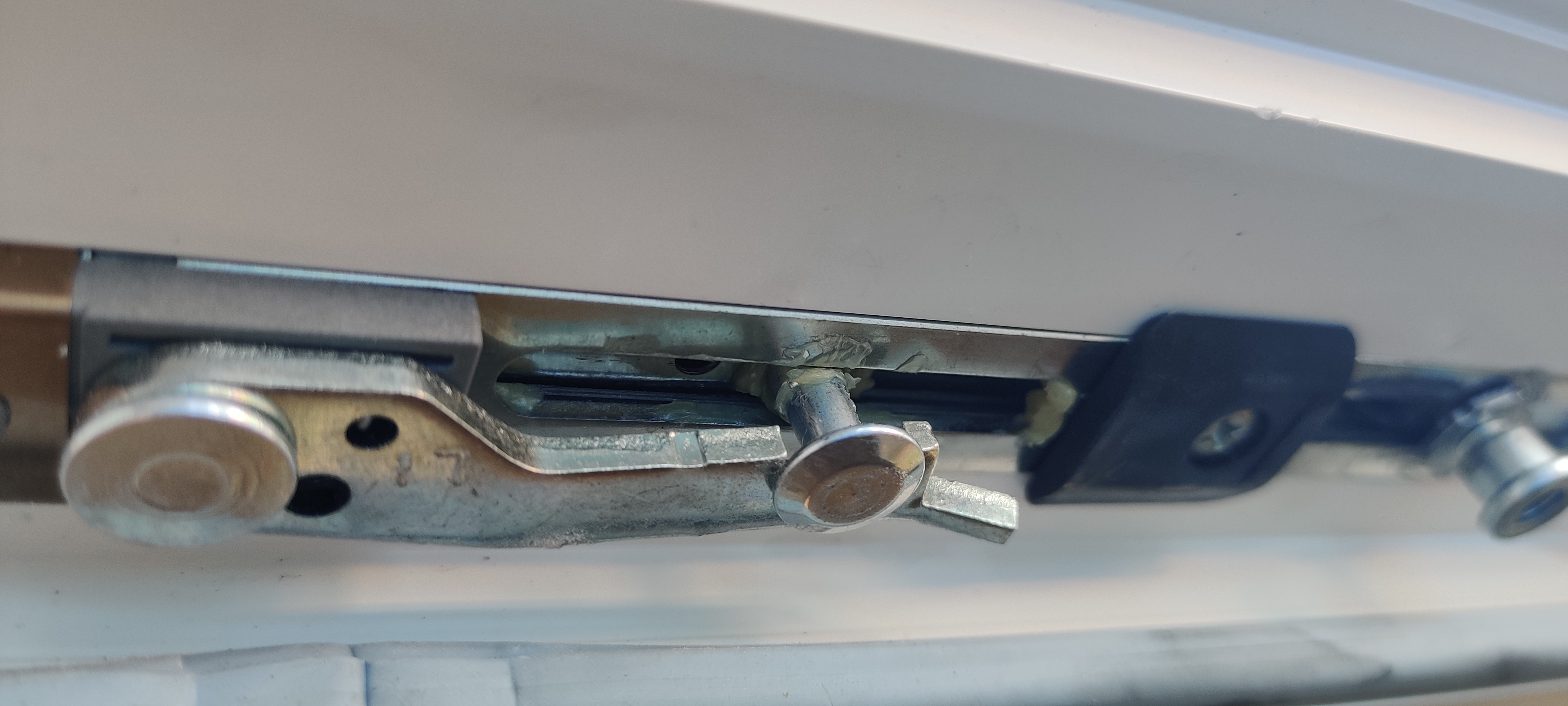 fenster-schliesst-nicht-griff-steht-auf-34-532742-2.jpg