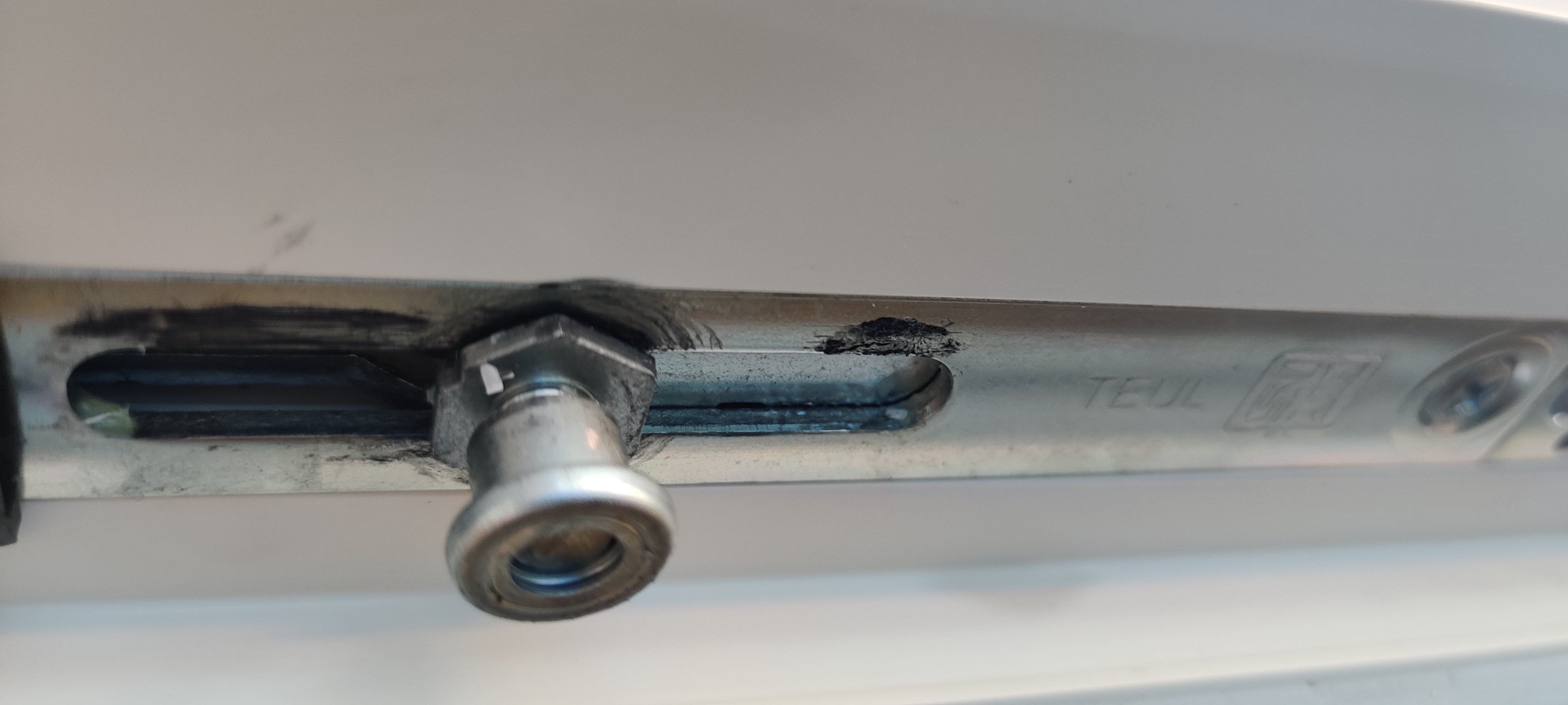 fenster-schliesst-nicht-griff-steht-auf-34-532742-3.jpg