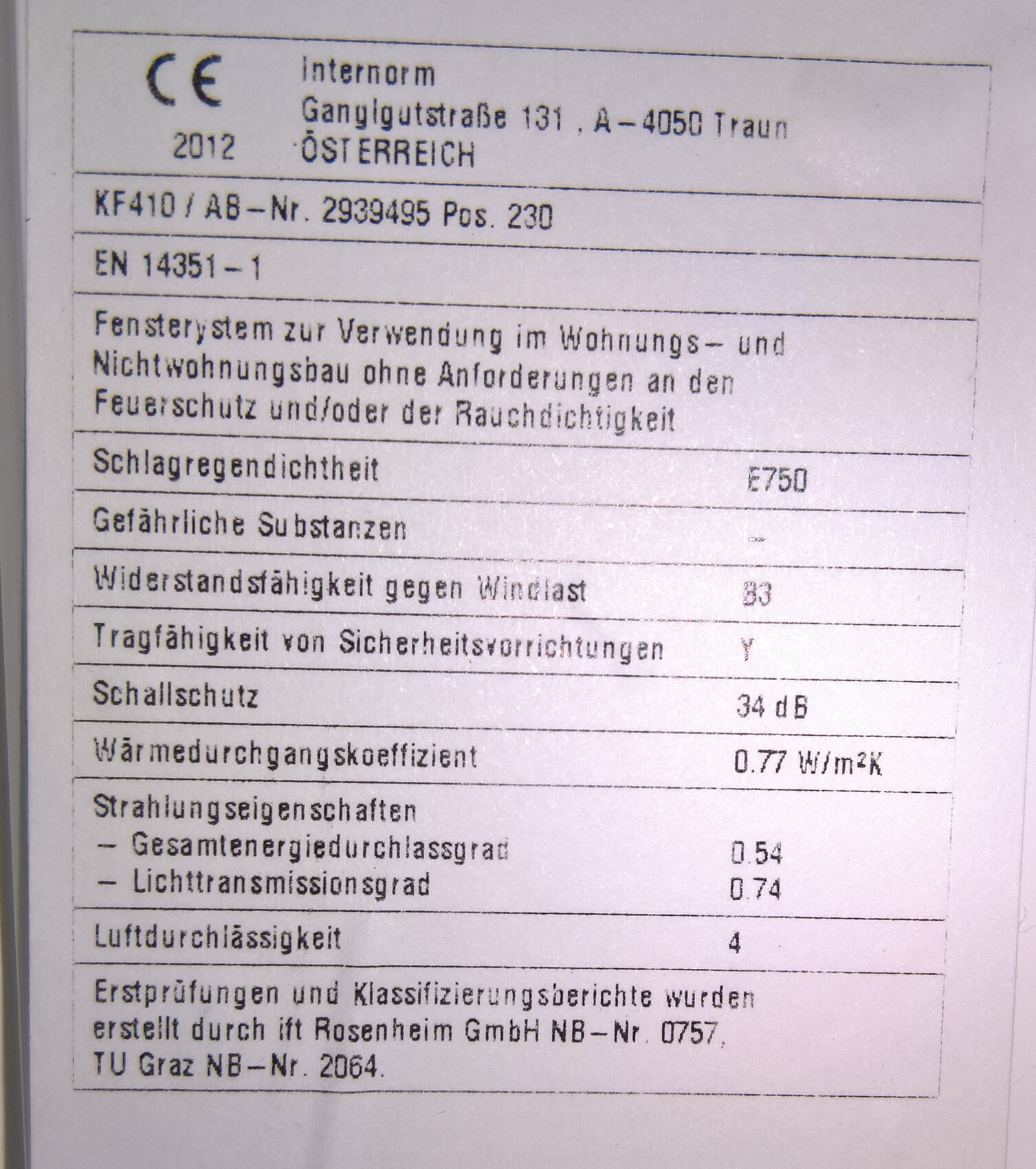 CE-Label auf Fenstersystem mit EN 14351-1 und Herstellerangaben