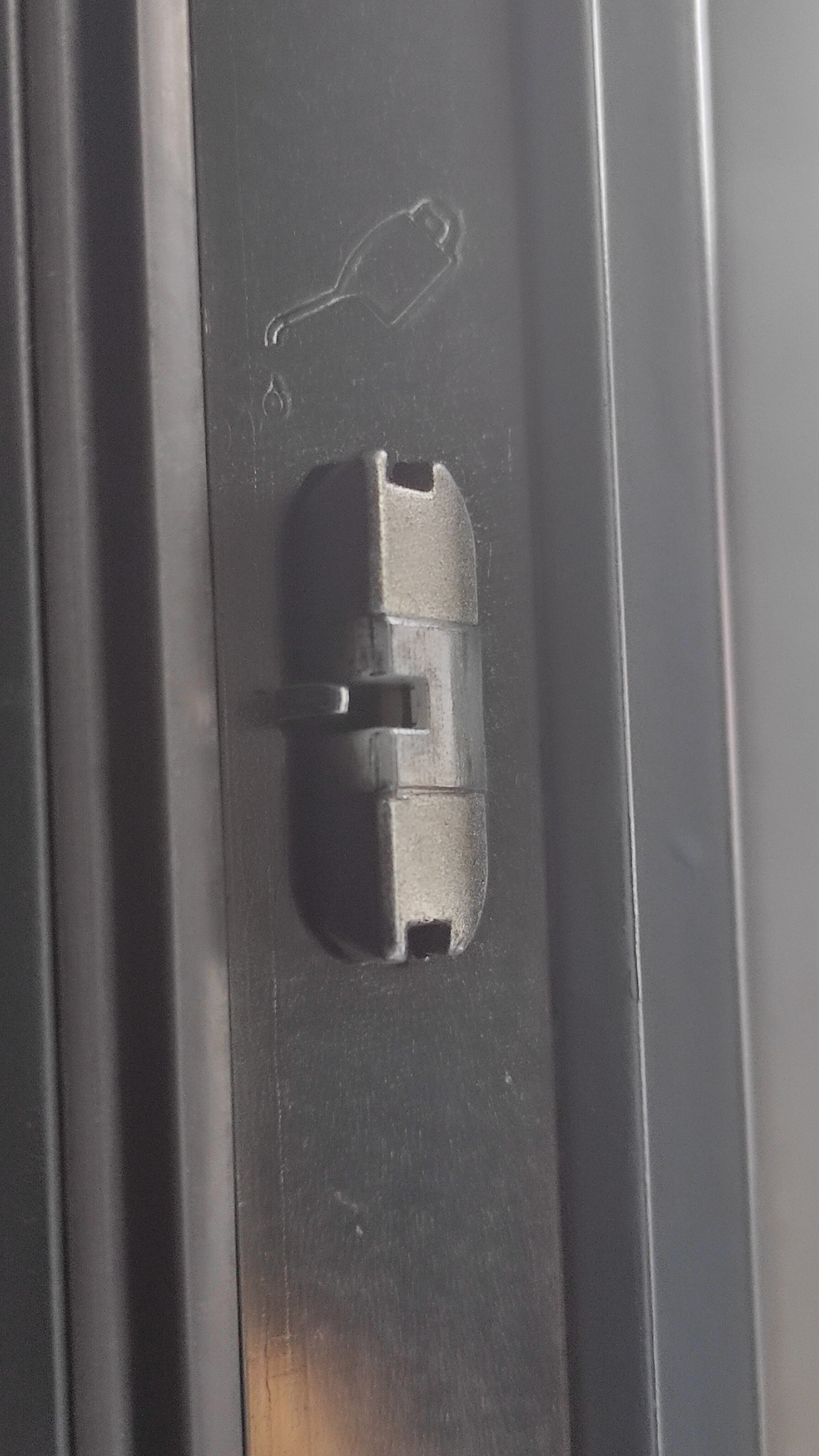 fenster-tuer-beschlag-halter-im-rahmen.jpg