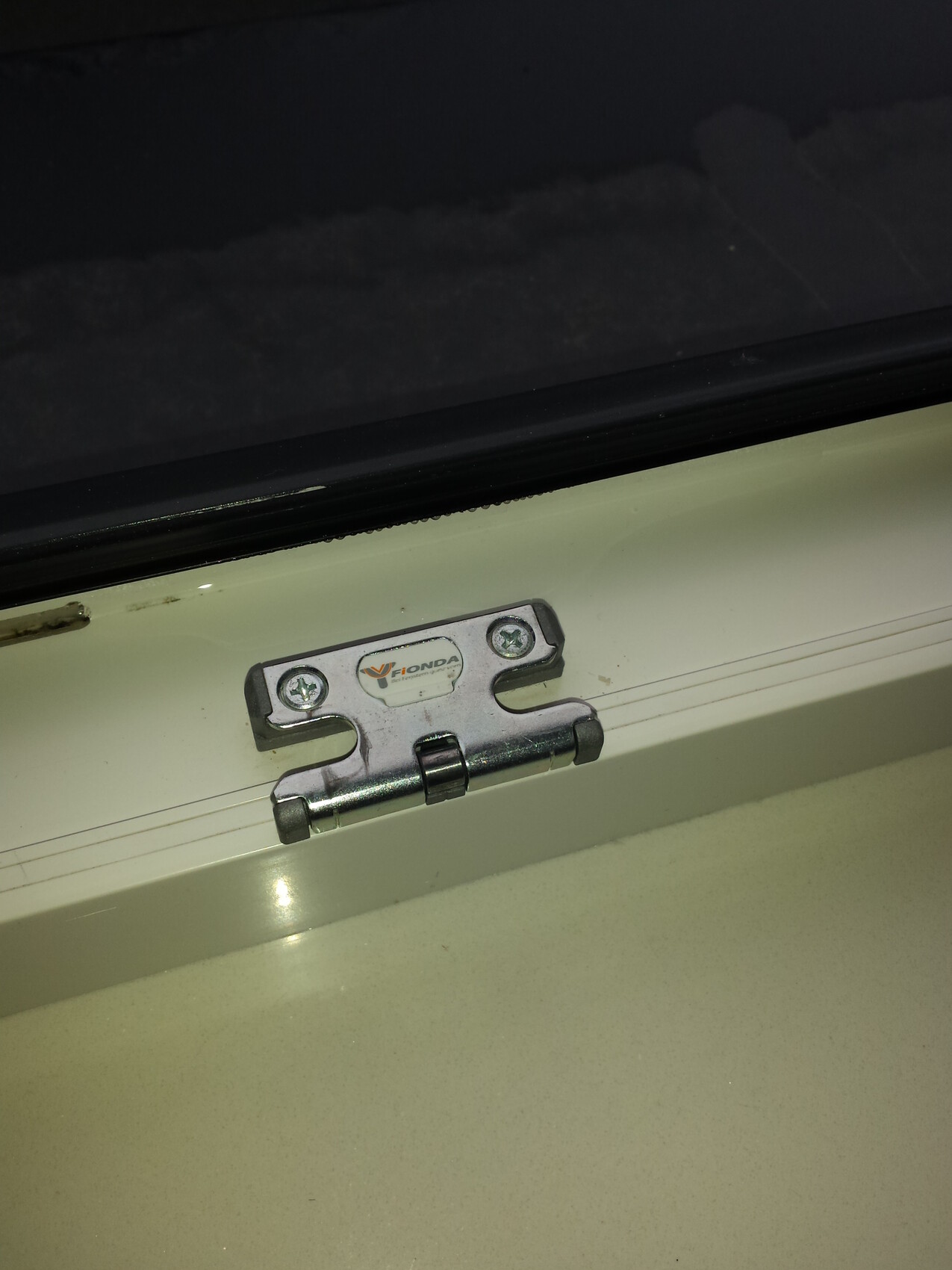 fenster-tuer-scharniere-metall.jpg