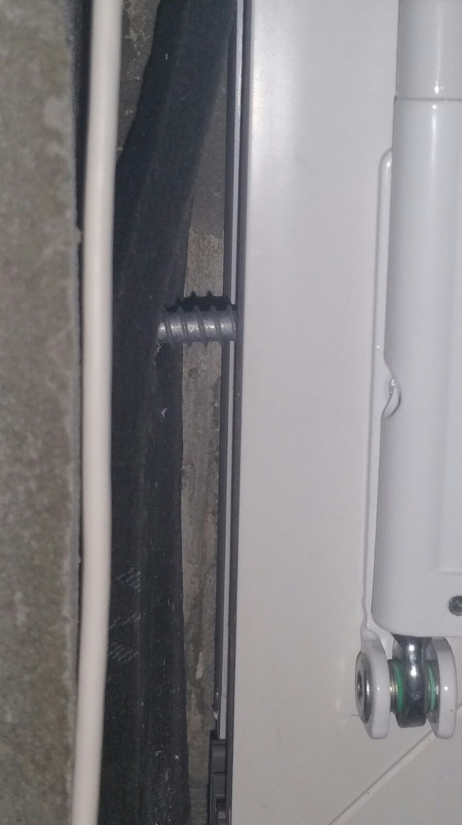Nahaufnahme eines PVC-Fensterrahmen mit Rollersystem und Schraubverbindung