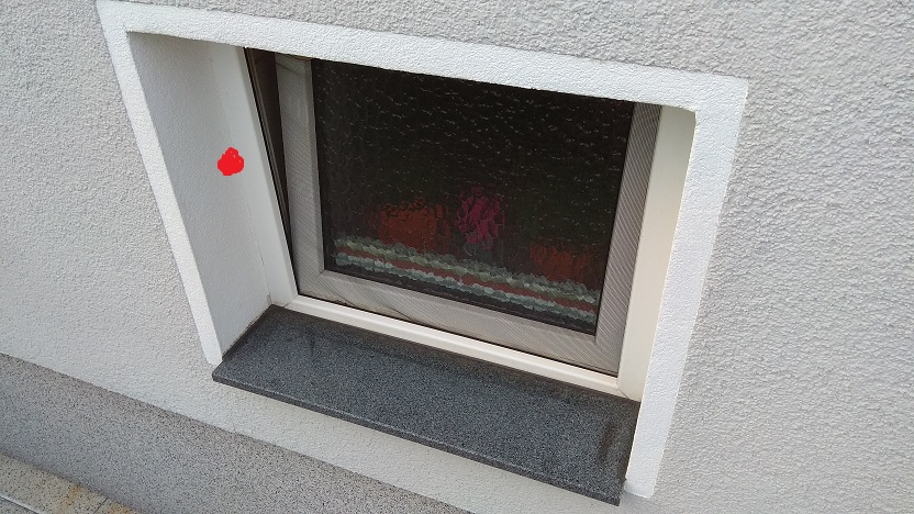fenster-von-aussen-mit-eisenstange-vor-einbruch-schuetzen-224680-1.jpg