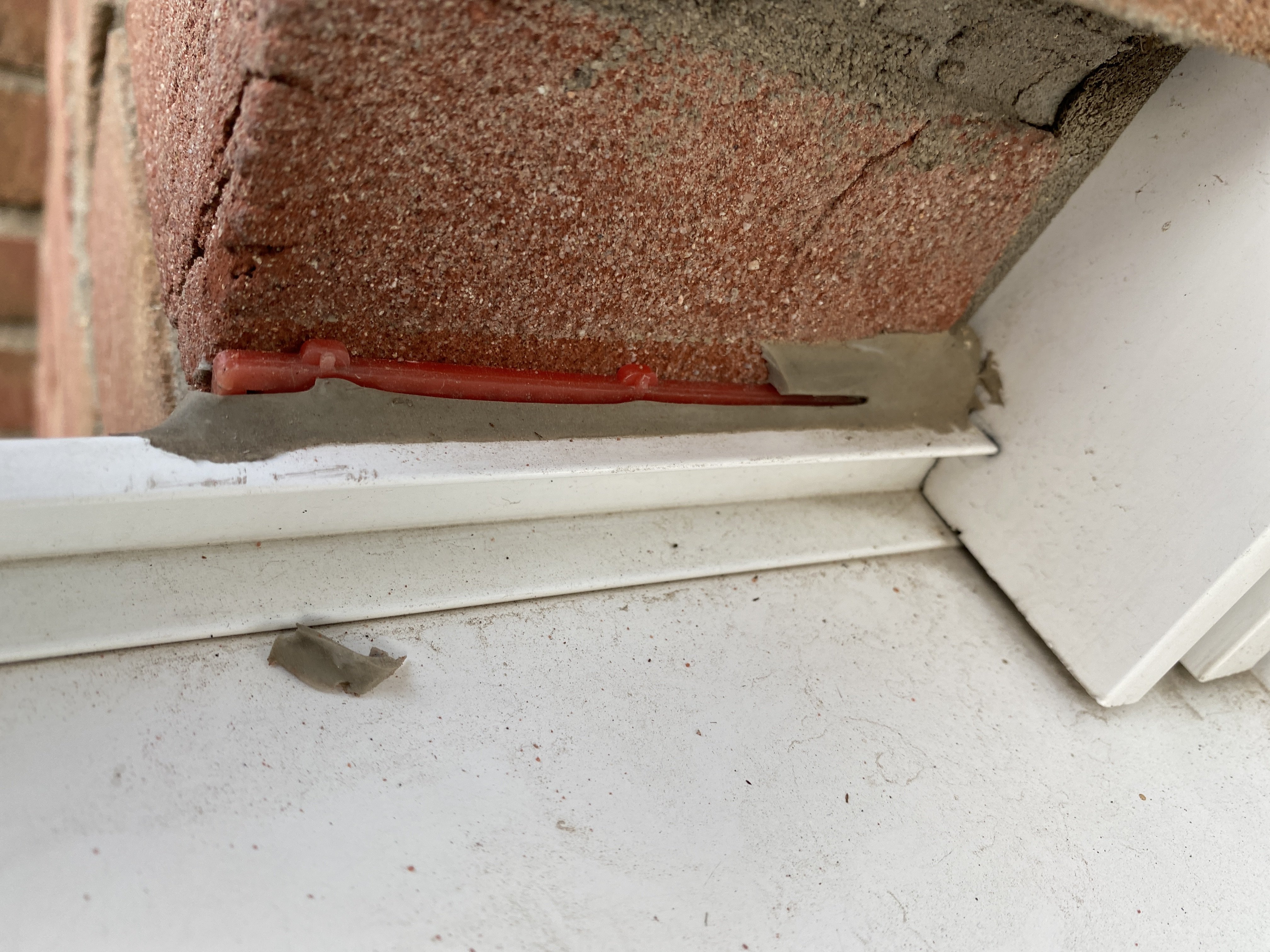 fensterbank-aussen-zur-hauswand-abdichten-493058-1.jpg