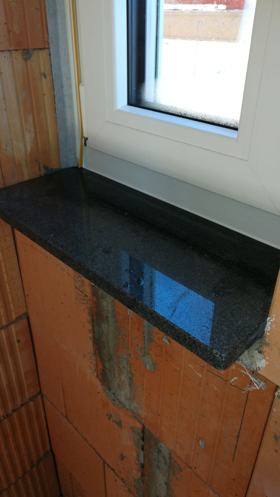 fensterbank-dunkle-granit-im-hausbau.jpeg