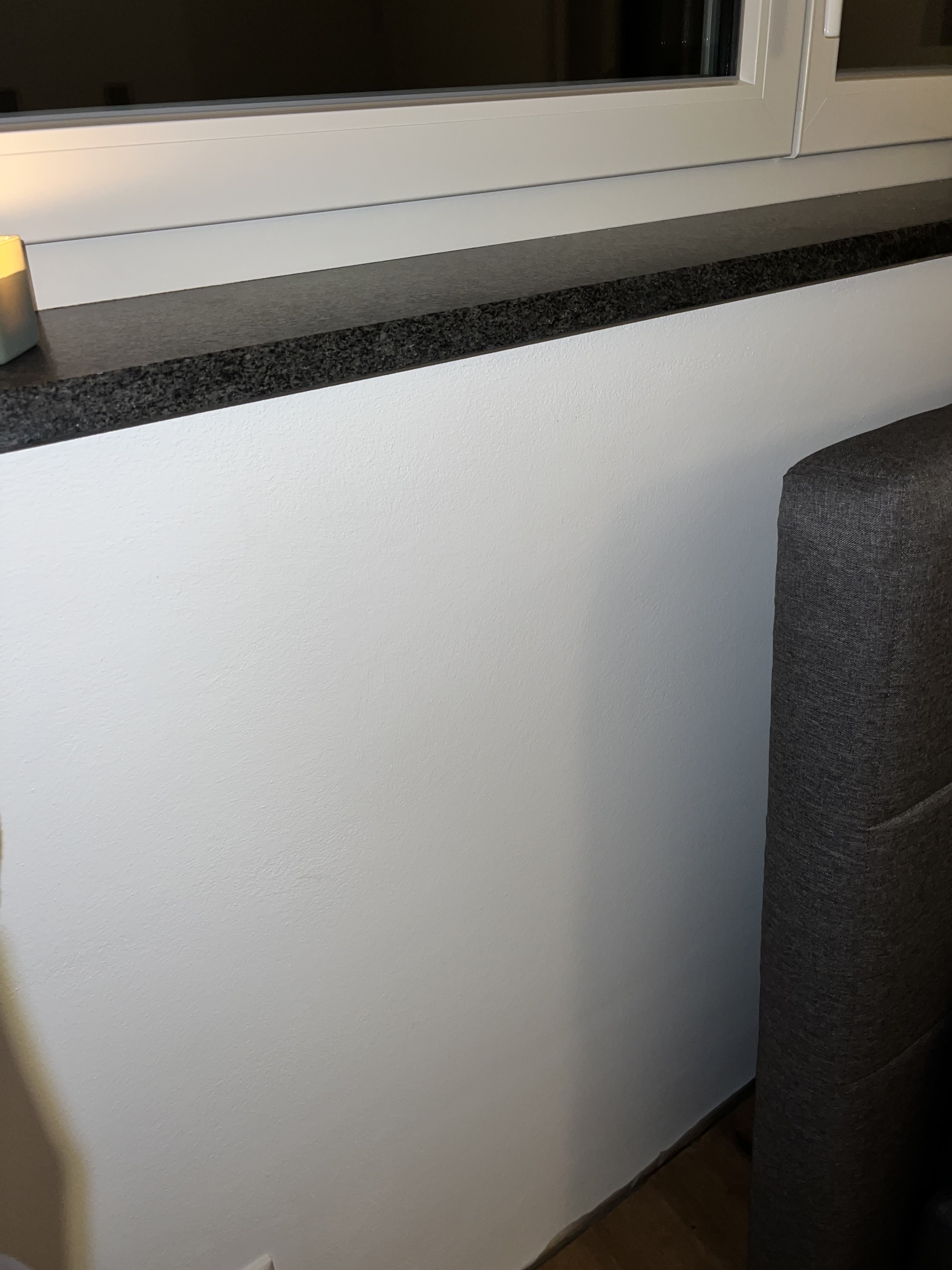fensterbank-graue-wand-wohnzimmer-einrichtung.jpeg