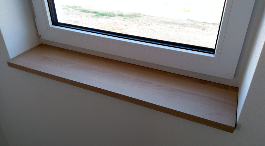 Weiße Innenfensterbank aus Holz unter Fensterrahmen, Blick nach draußen