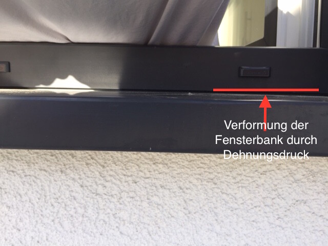Verformte Fensterbank am Fensterrahmen durch Dehnungsdruck sichtbar