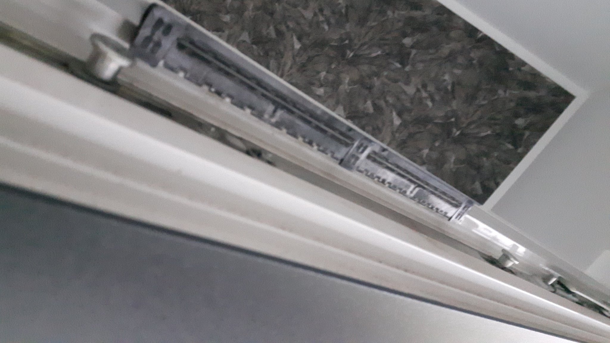 fensterdichtung-tuerdichtung-macht-seltsames-geraeusch-612304-1.jpg