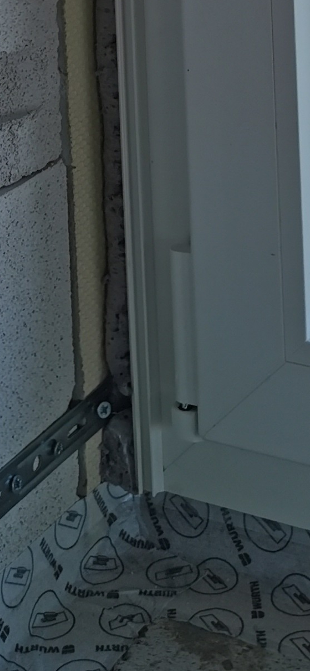 fenstereinbau-korrekt-oder-dichtband-fehlerhaft-483932-1.jpg