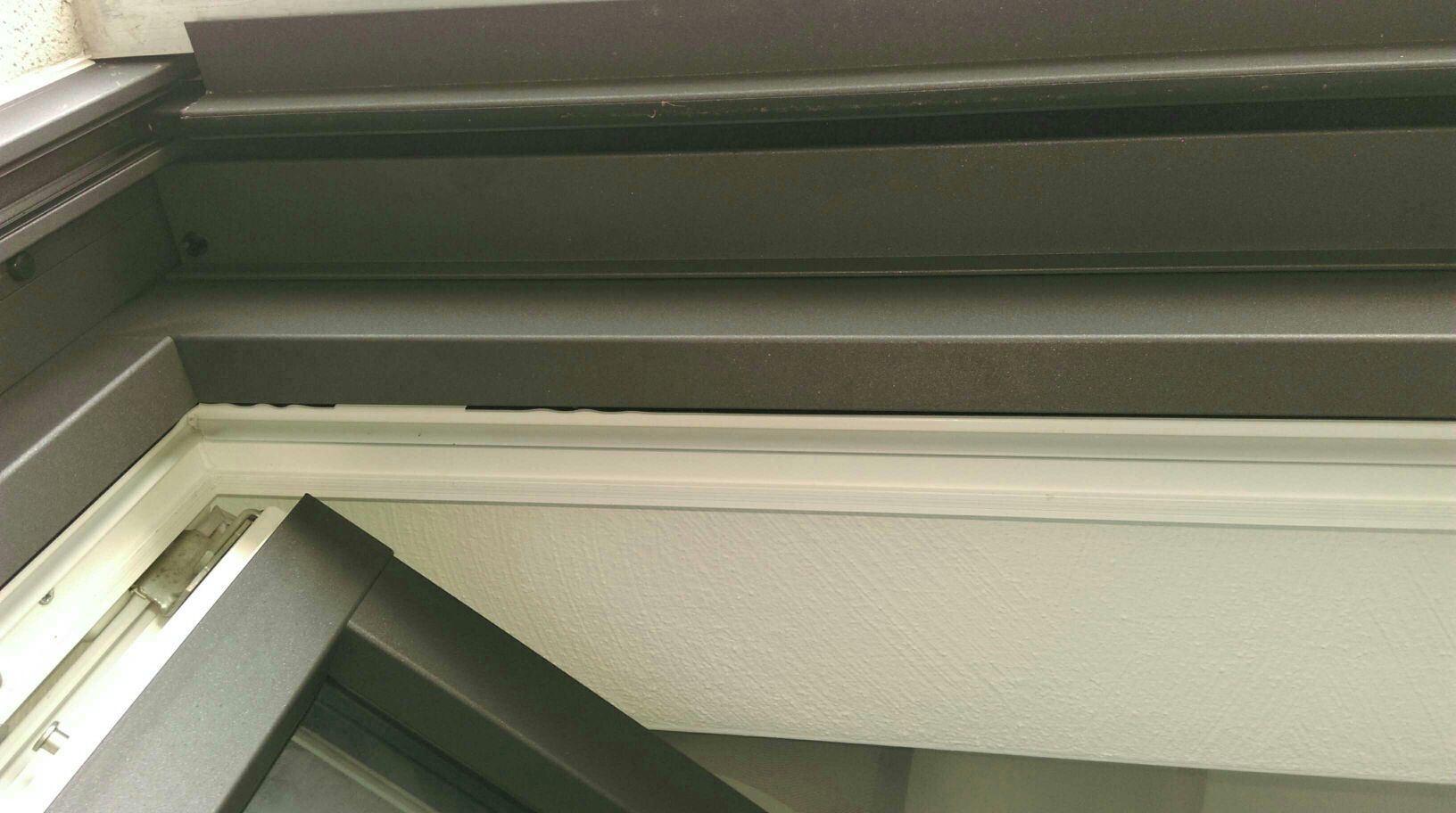 fensterrahmen-aluminium-rollladen-ausschnitt.jpg