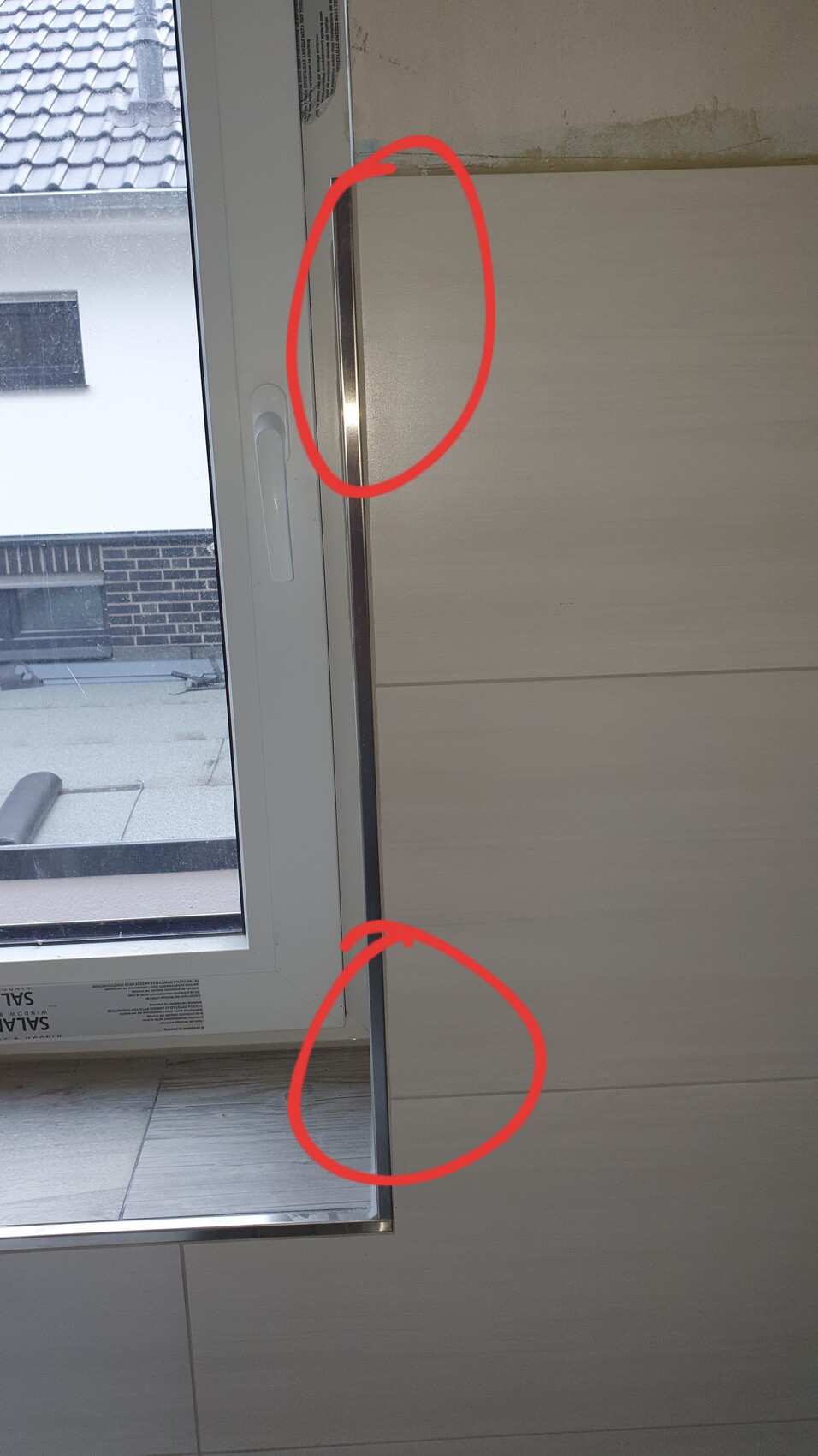 Innenansicht eines weißen Fensters mit Glas; rote Kreise markieren Spalten am Rand und Unterkante