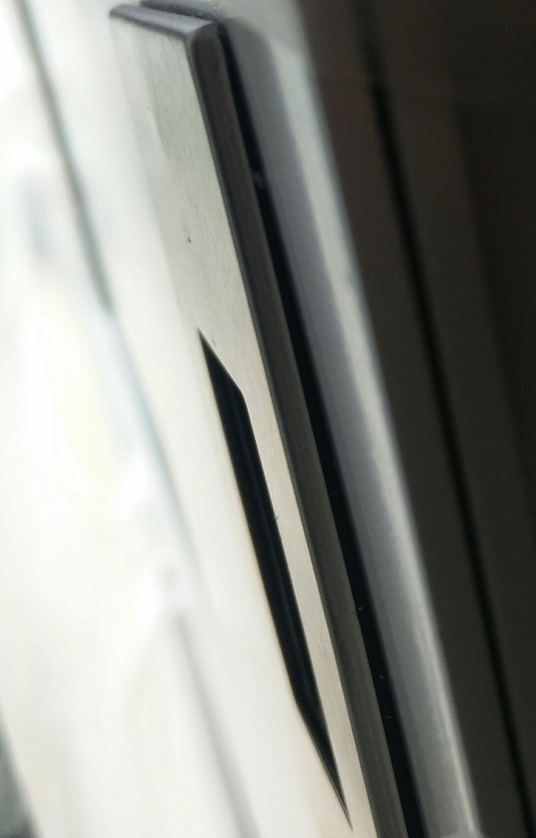 fensterrahmen-metall-beschlag-close-up.jpg