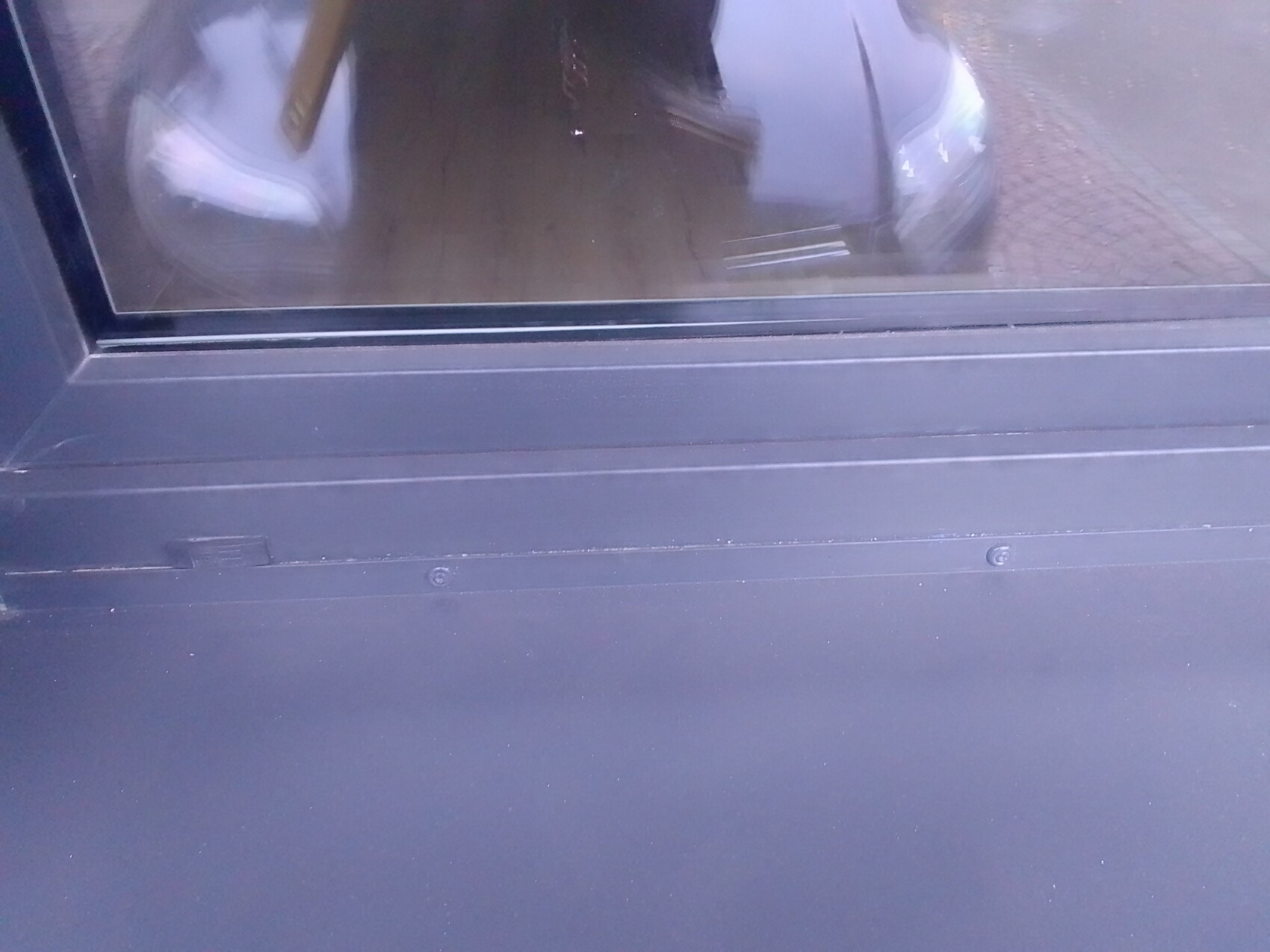 Nahaufnahme eines blauen Metallfensterrahmens mit Glasscheibe