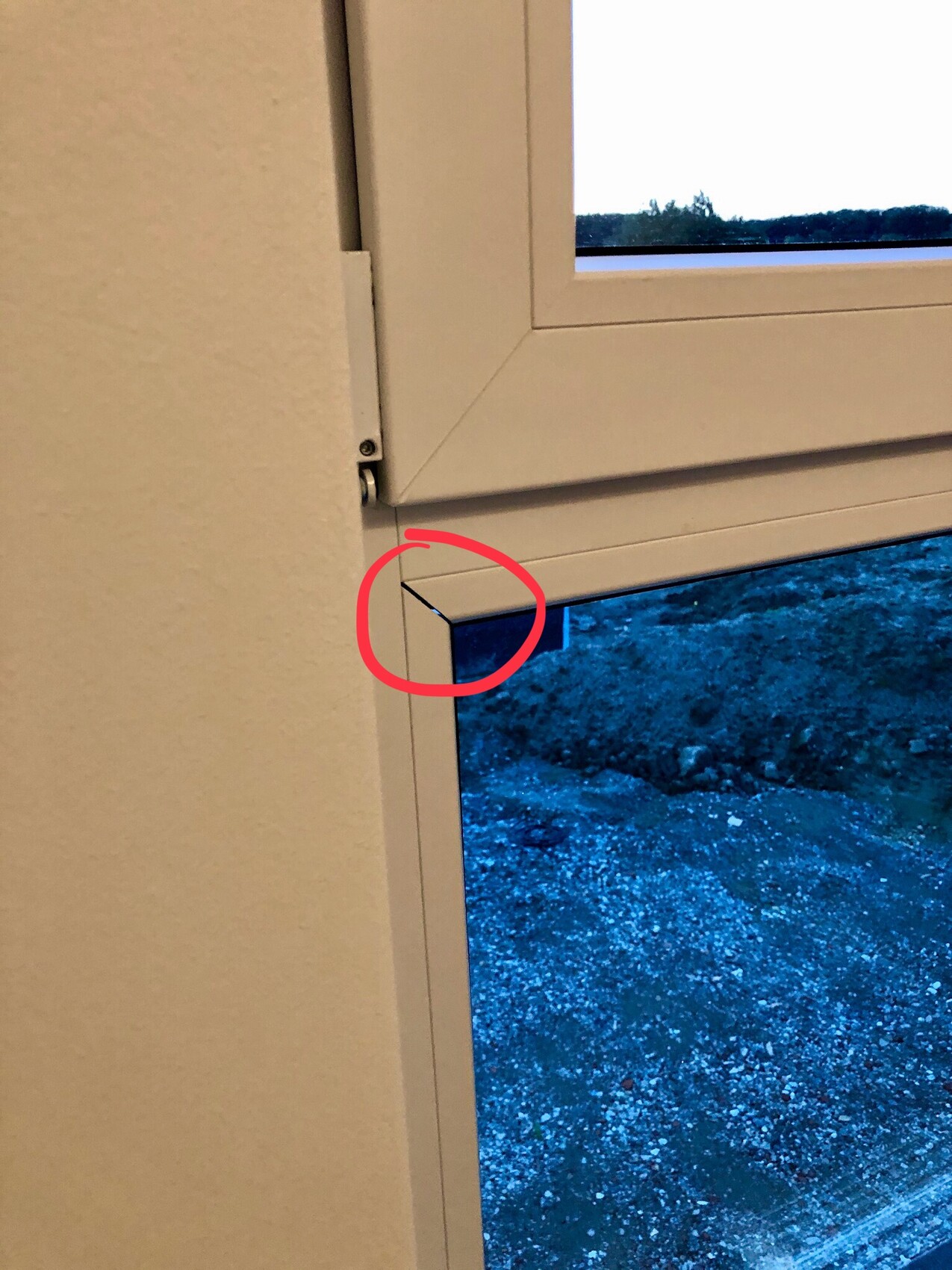 Fensterrahmen zeigt kleinen Spalt zwischen Rahmen und Wand, Baufehler sichtbar