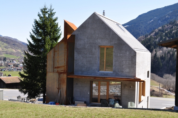 fertighaus-aus-beton-mit-satteldachoptik-564905-2.jpg
