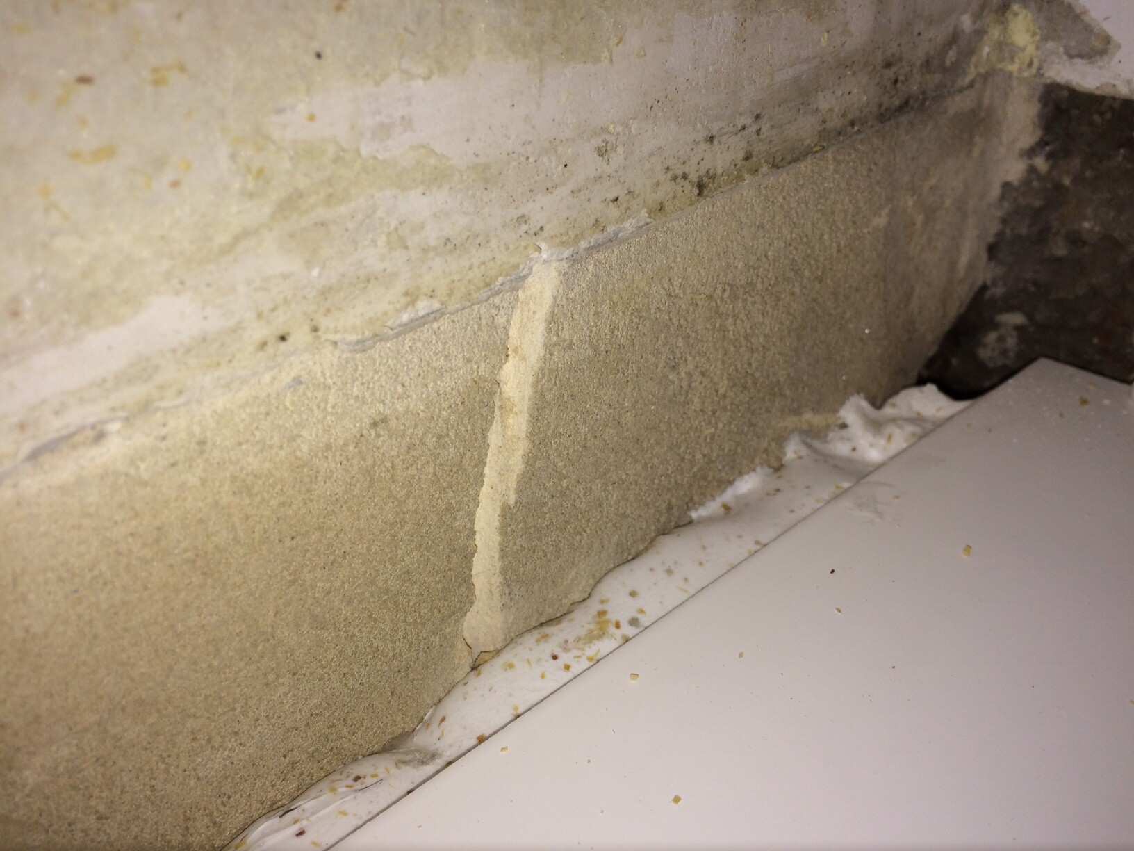 Feuchte Kellerwand am Sockelbereich mit Putzabrieb und Feuchtigkeit