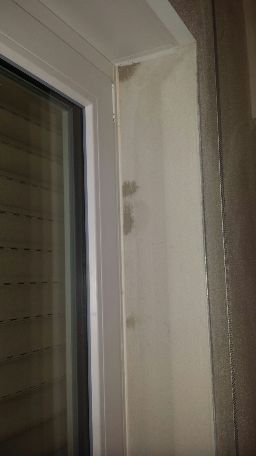 feuchte-schimmel-am-fensterrahmen.jpg