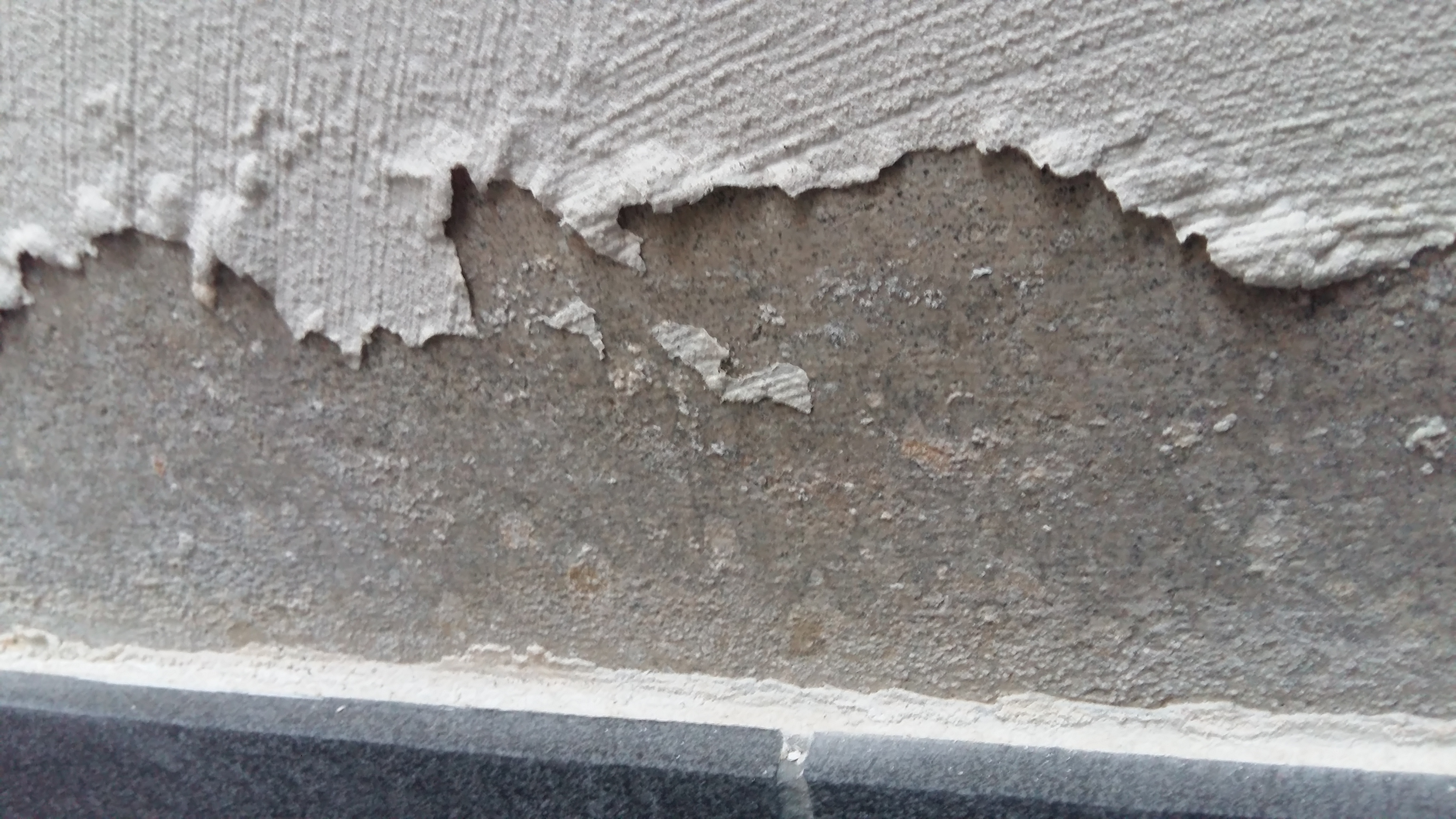 feuchte-stelle-an-der-wand-bei-haustuer-303006-2.jpg