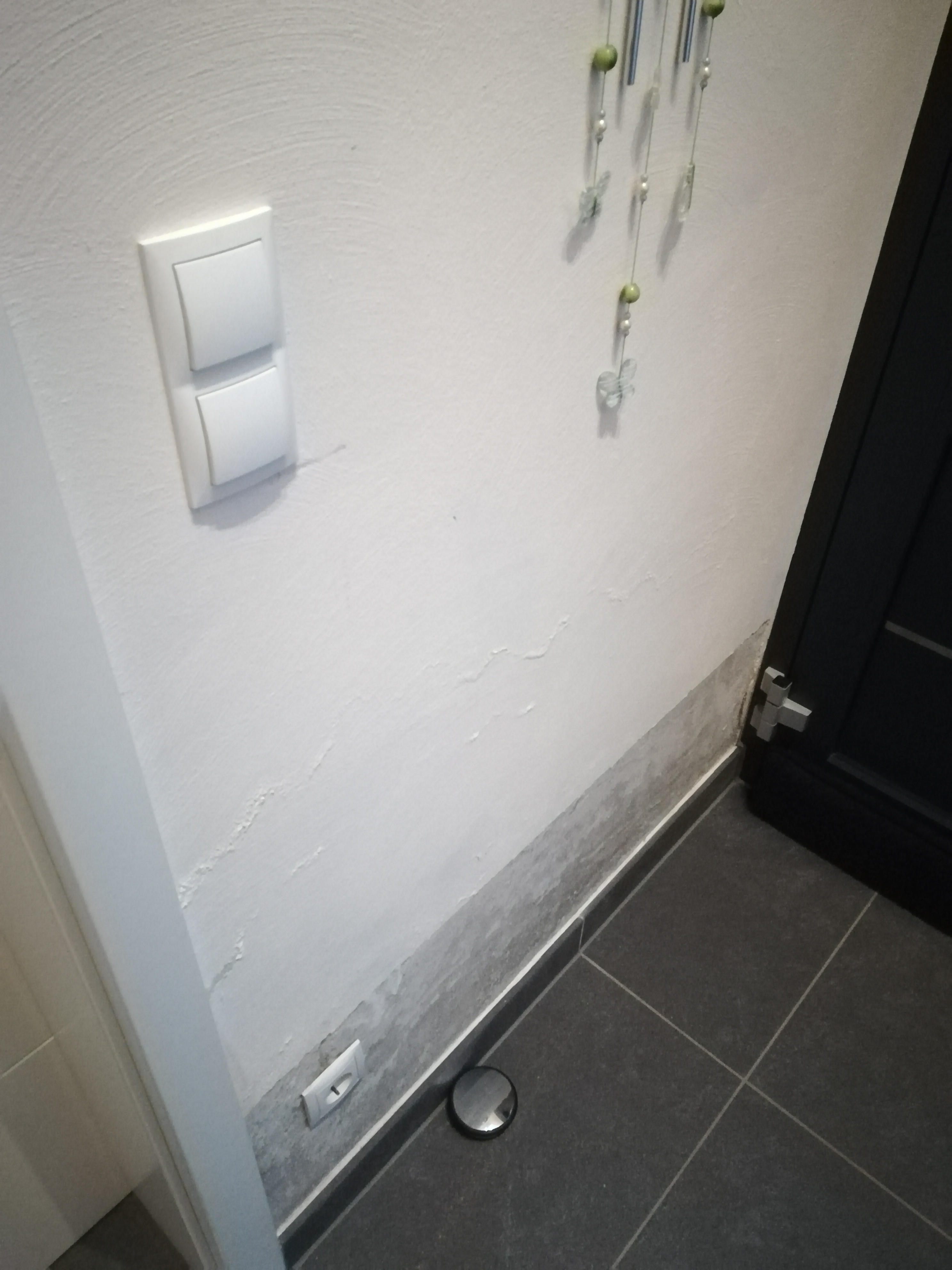 feuchte-stelle-an-der-wand-bei-haustuer-303191-1.jpg