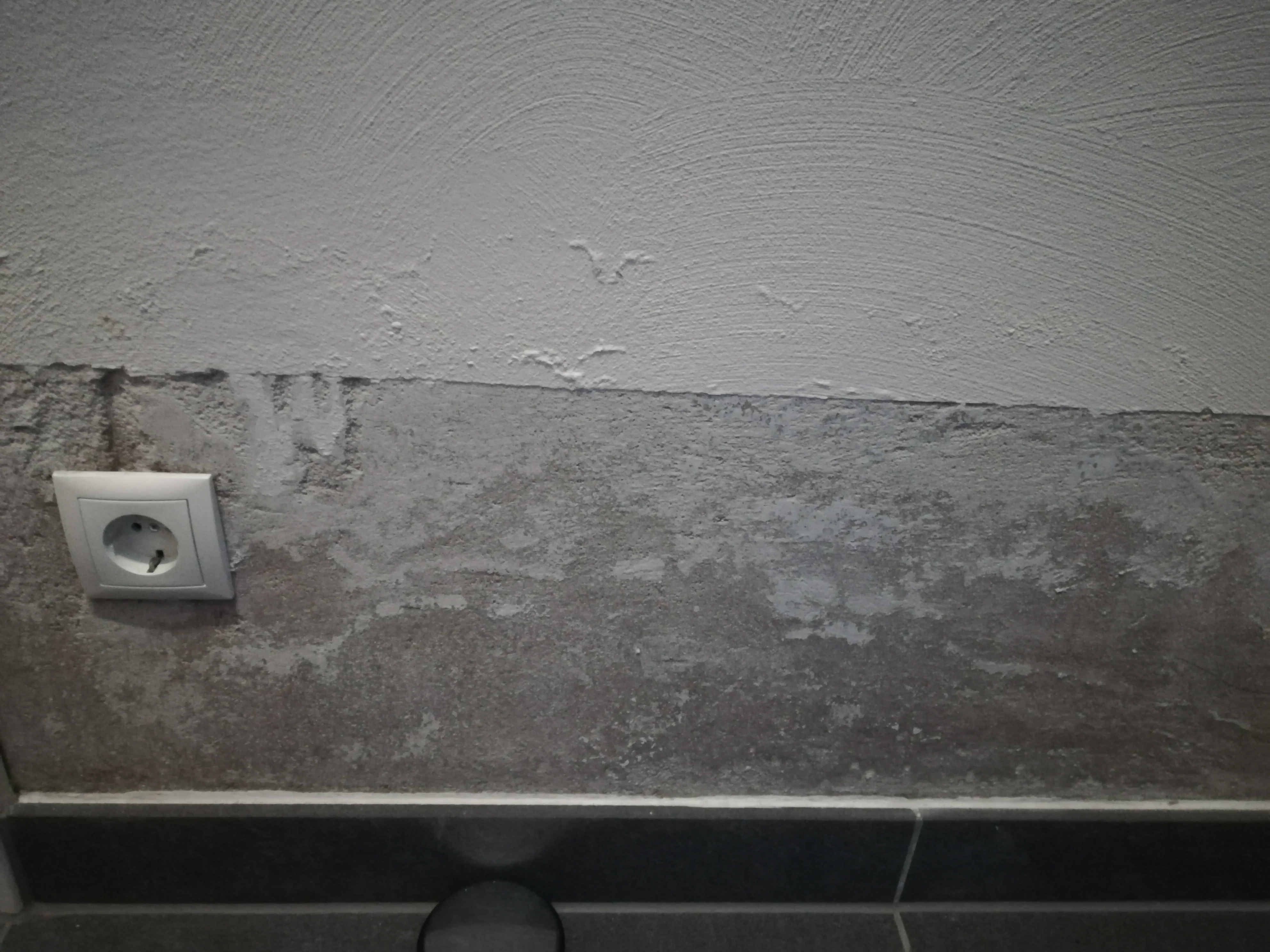 feuchte-stelle-an-der-wand-bei-haustuer-303191-2.jpg