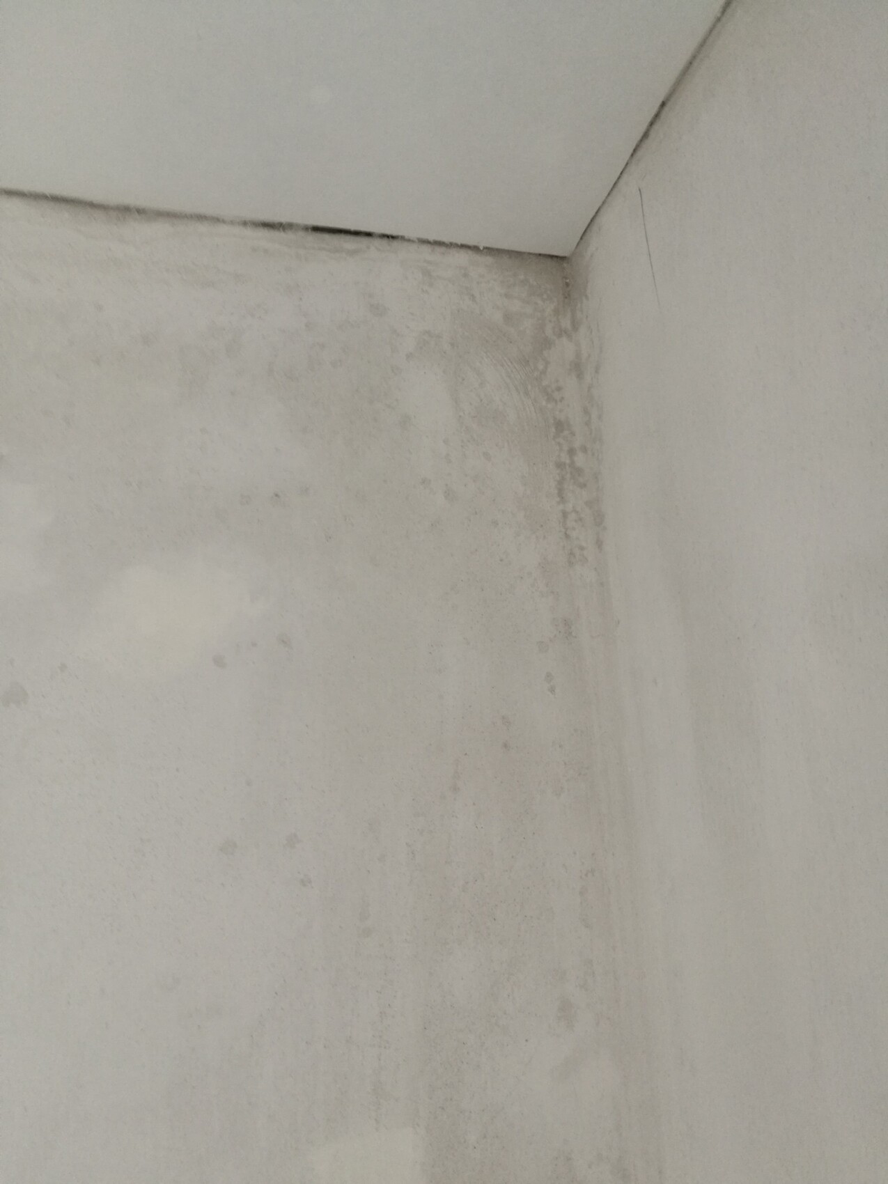 Innenwand-Ecke mit Feuchtigkeit, Flecken und Verfärbungen an Wand und Decke