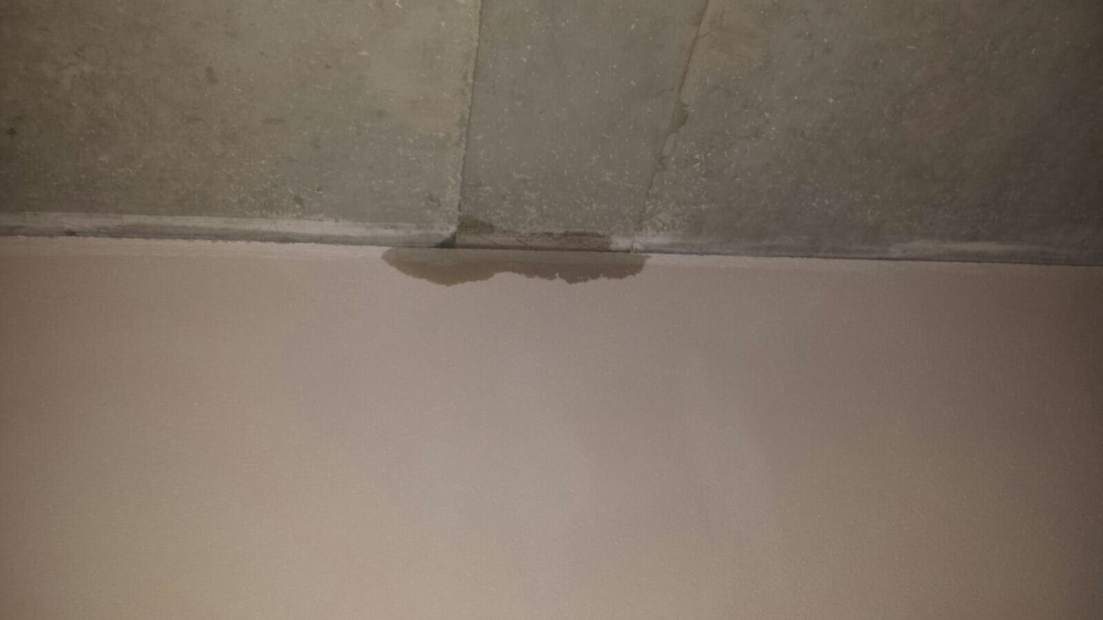 feuchte-wand-decke-kante-baufeuchte.jpg