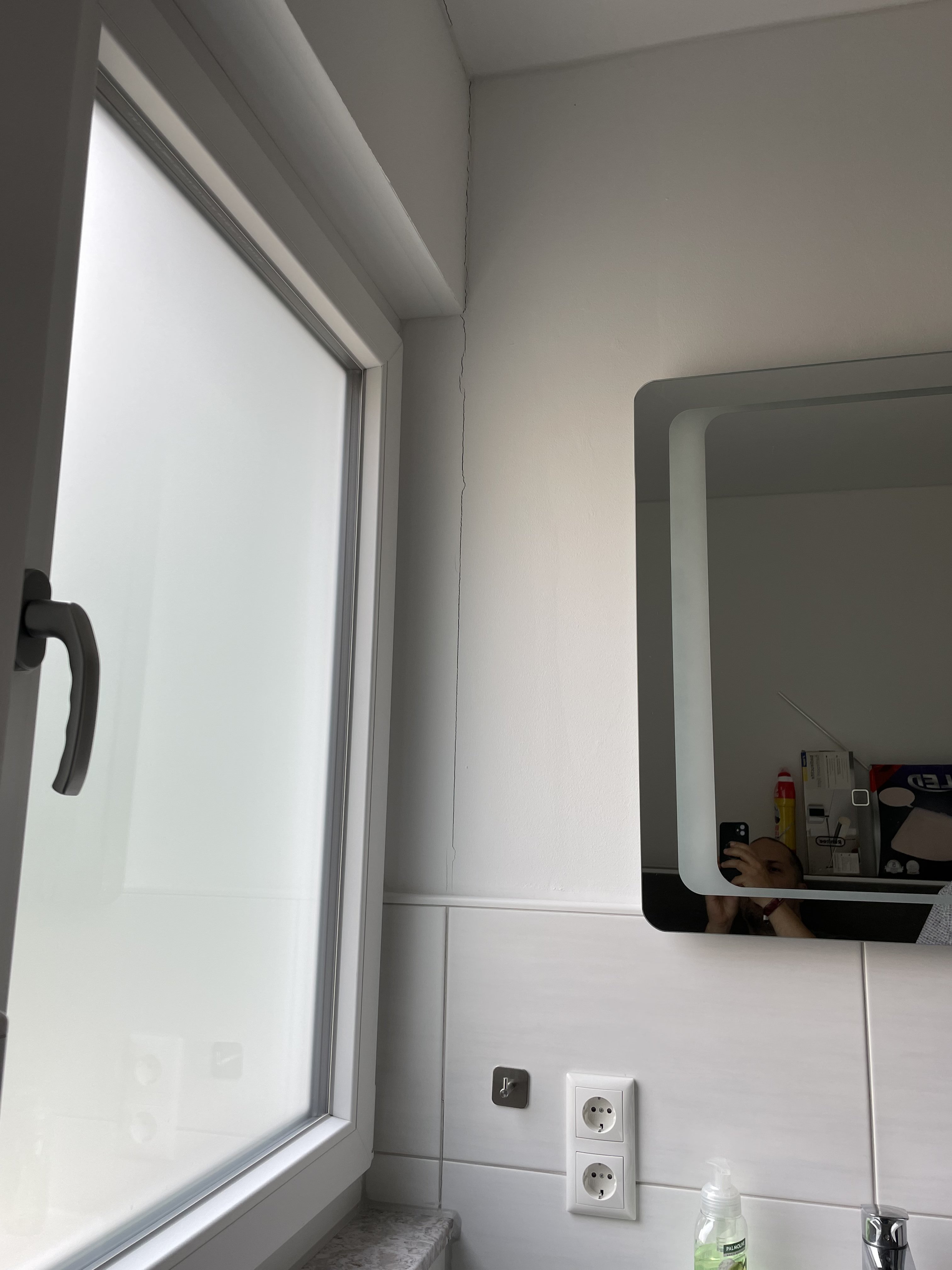 feuchte-wand-durch-fehlendes-lueften-nach-estrich-594953-2.jpg