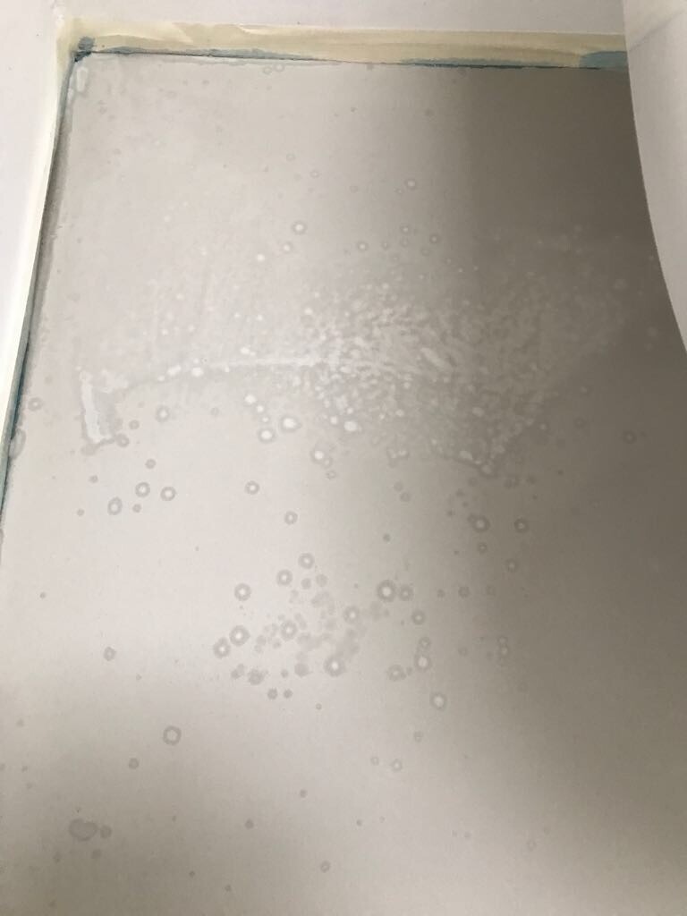 Eckenbereich einer Wand mit Feuchtigkeitsspuren und Wasserflecken, Baufehler sichtbar