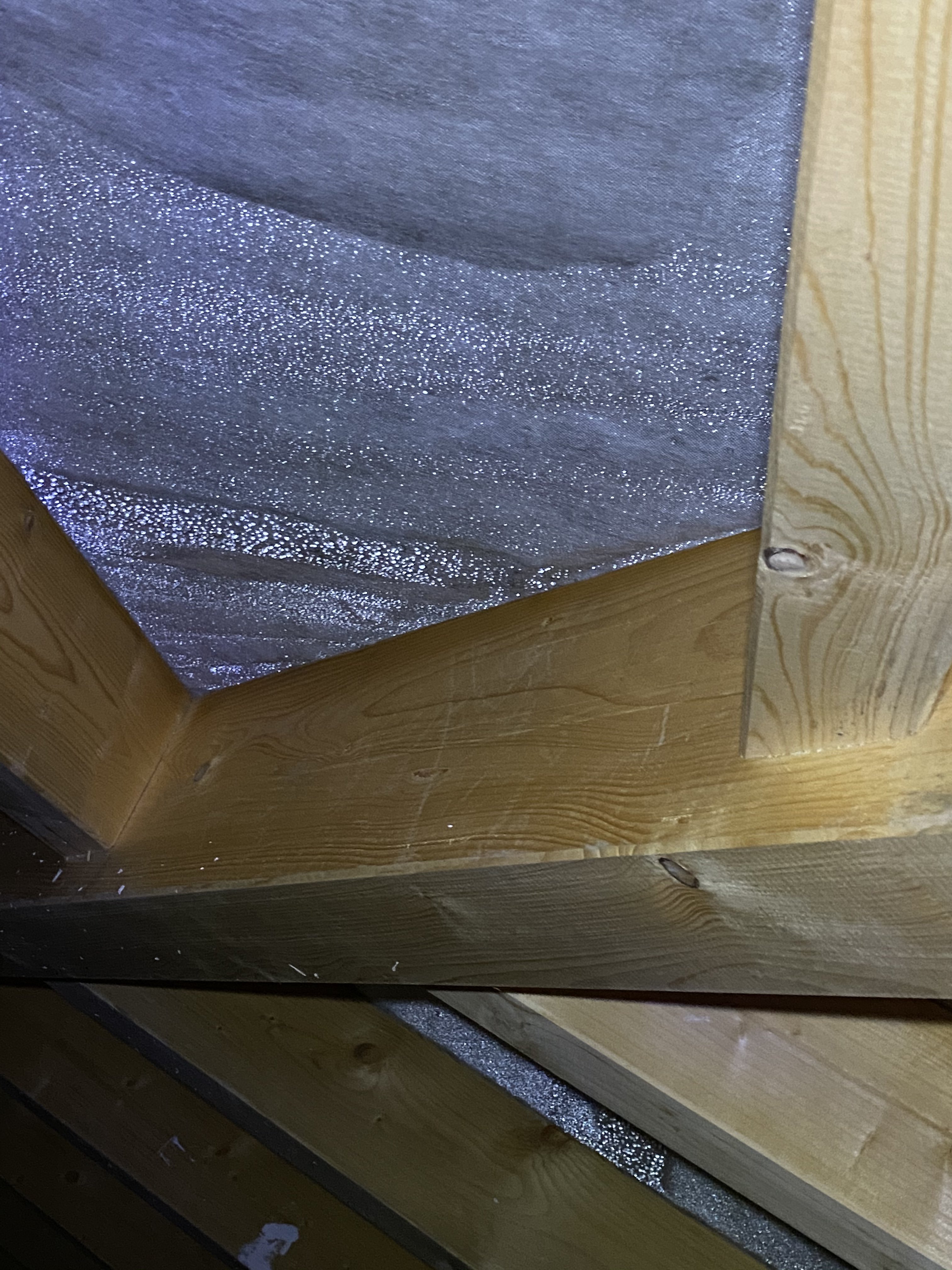 feuchtigkeit-badezimmerdecke-mangelhafte-isolation-462912-3.jpeg