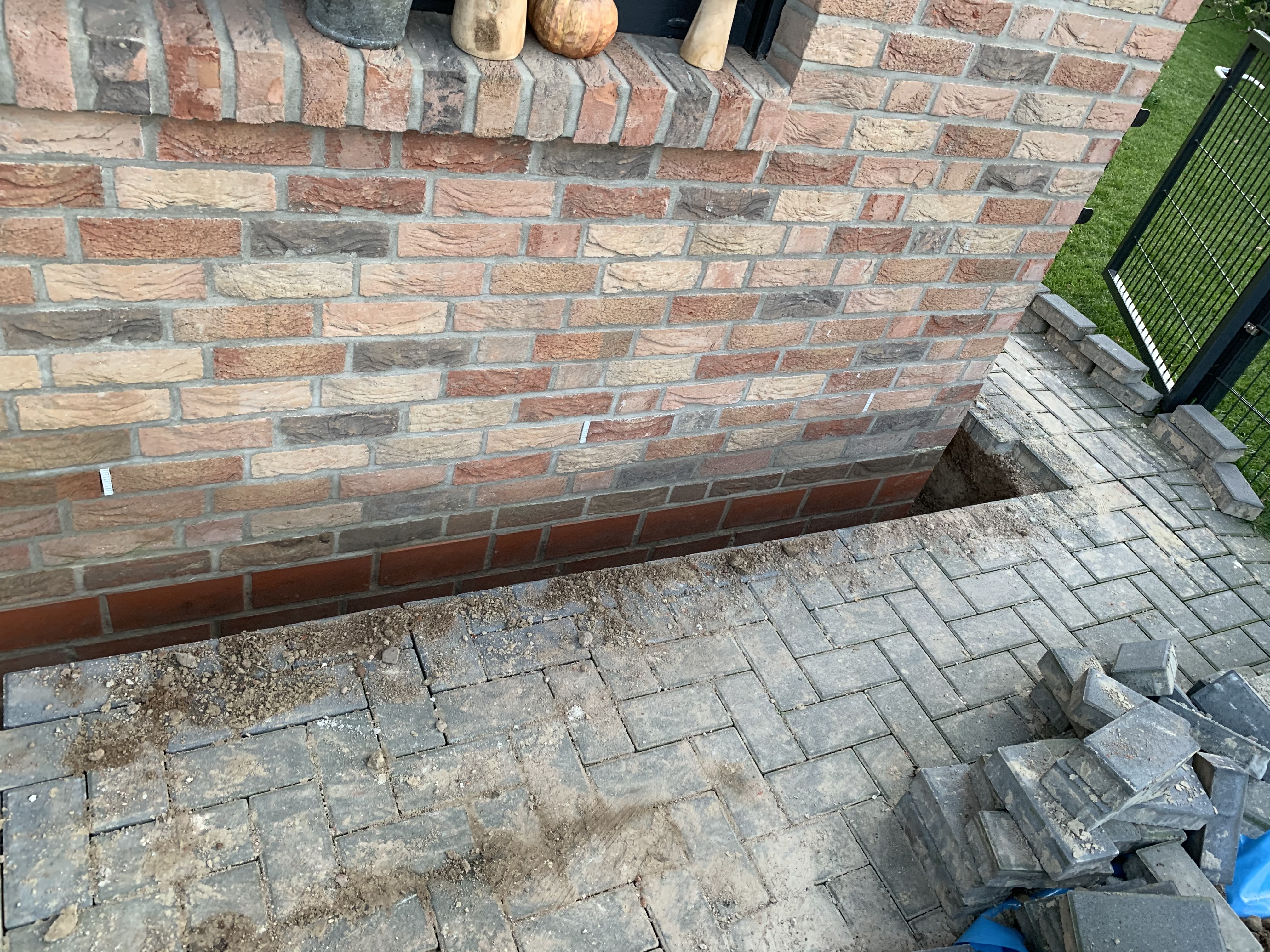 feuchtigkeit-hauswand-aussen-und-innen-353835-2.jpg