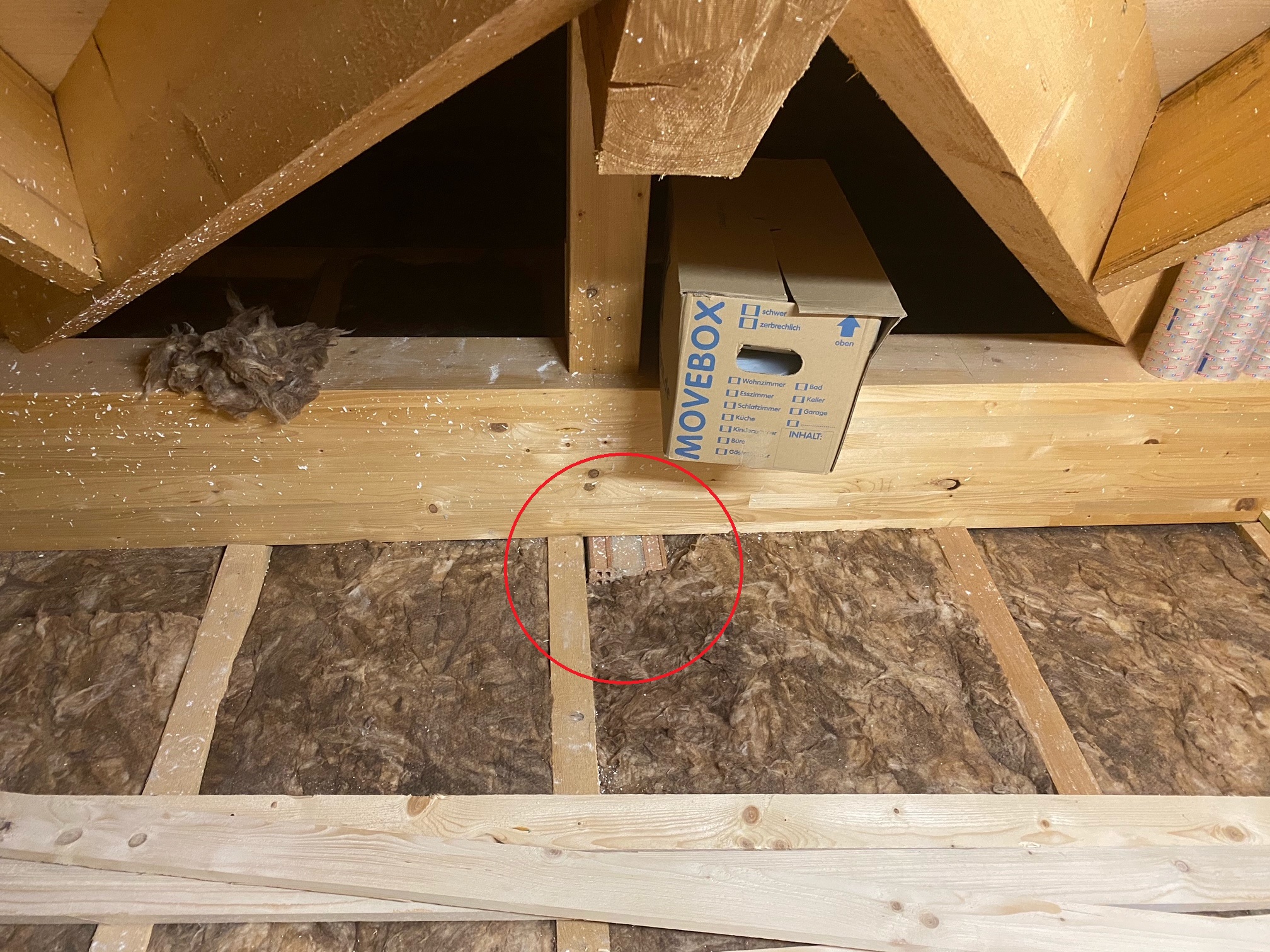 feuchtigkeit-im-dachboden-waerme-kommt-von-der-innenwand-468549-1.jpeg