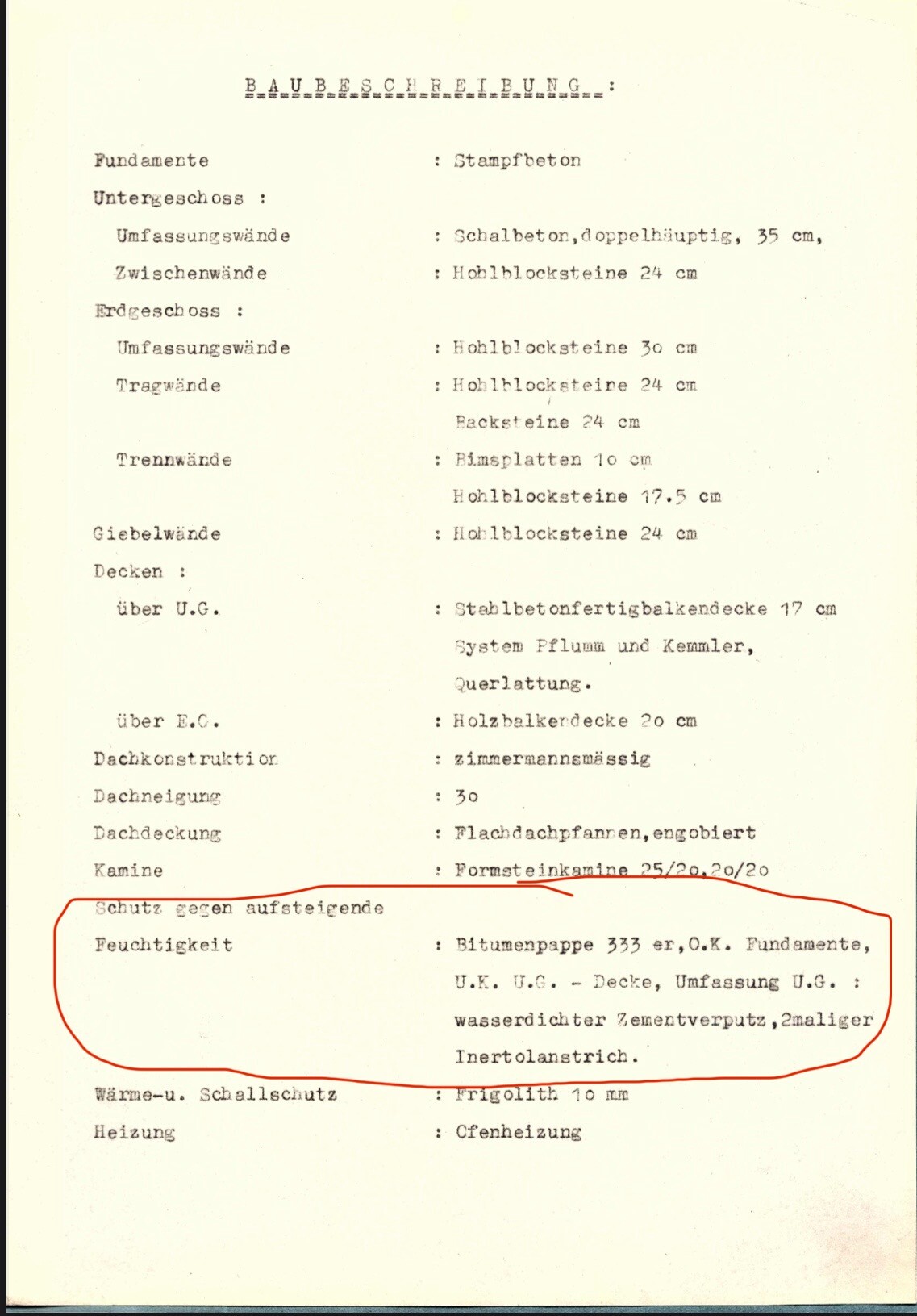 Technische Baubeschreibung mit Feuchtigkeitsschutz: Bitumenpappe und wasserdichter Zementputz.
