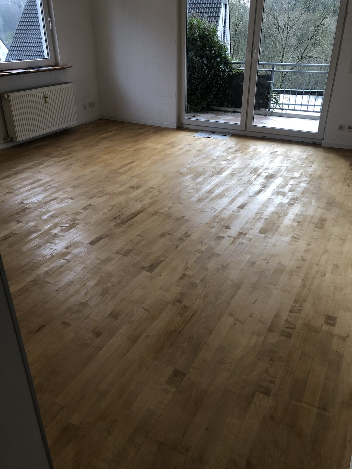 flecken-auf-frisch-geoeltem-parkett-549445-4.jpg
