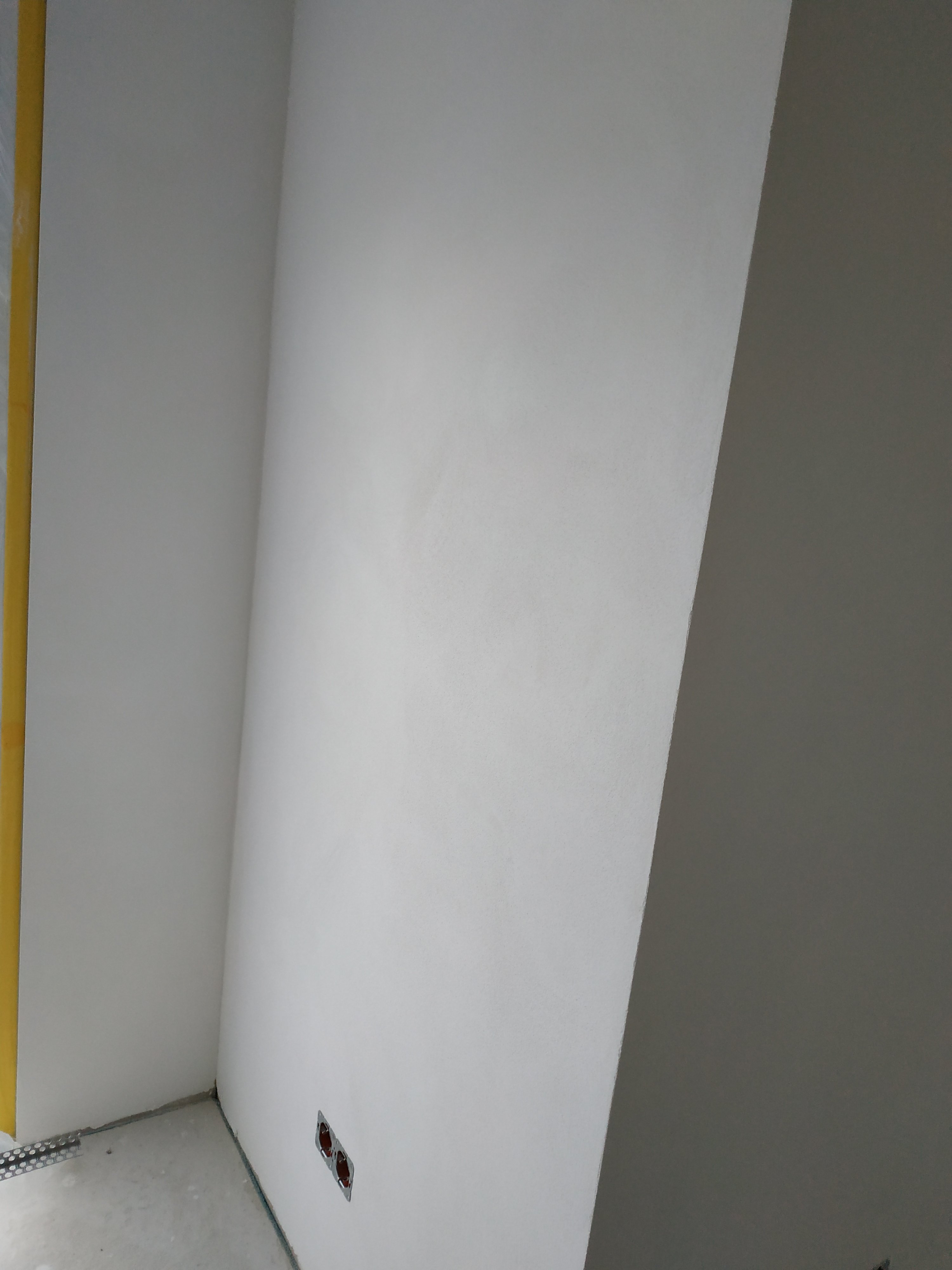 fleckige-wand-nach-streichen-was-verbessern-356972-1.jpg