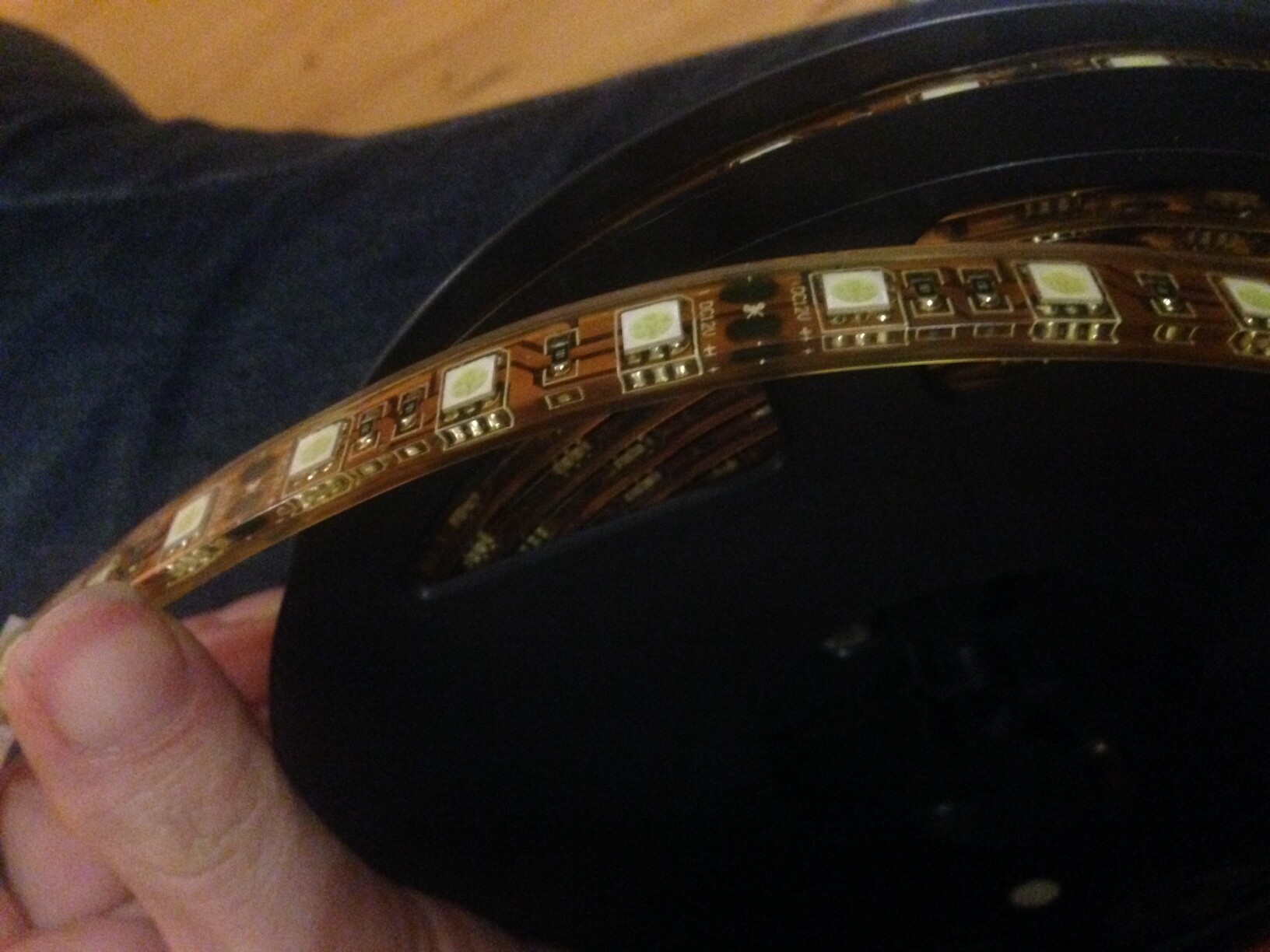 Nahaufnahme eines flexiblen LED-Streifens mit LEDs von Hand gehalten