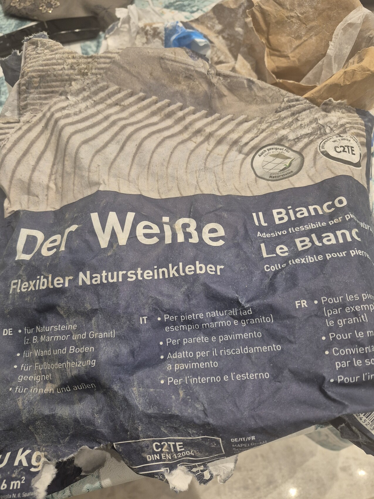 Verpackung eines flexiblen Natursteinklebers zum Verlegen von Naturstein wie Marmo oder Granit