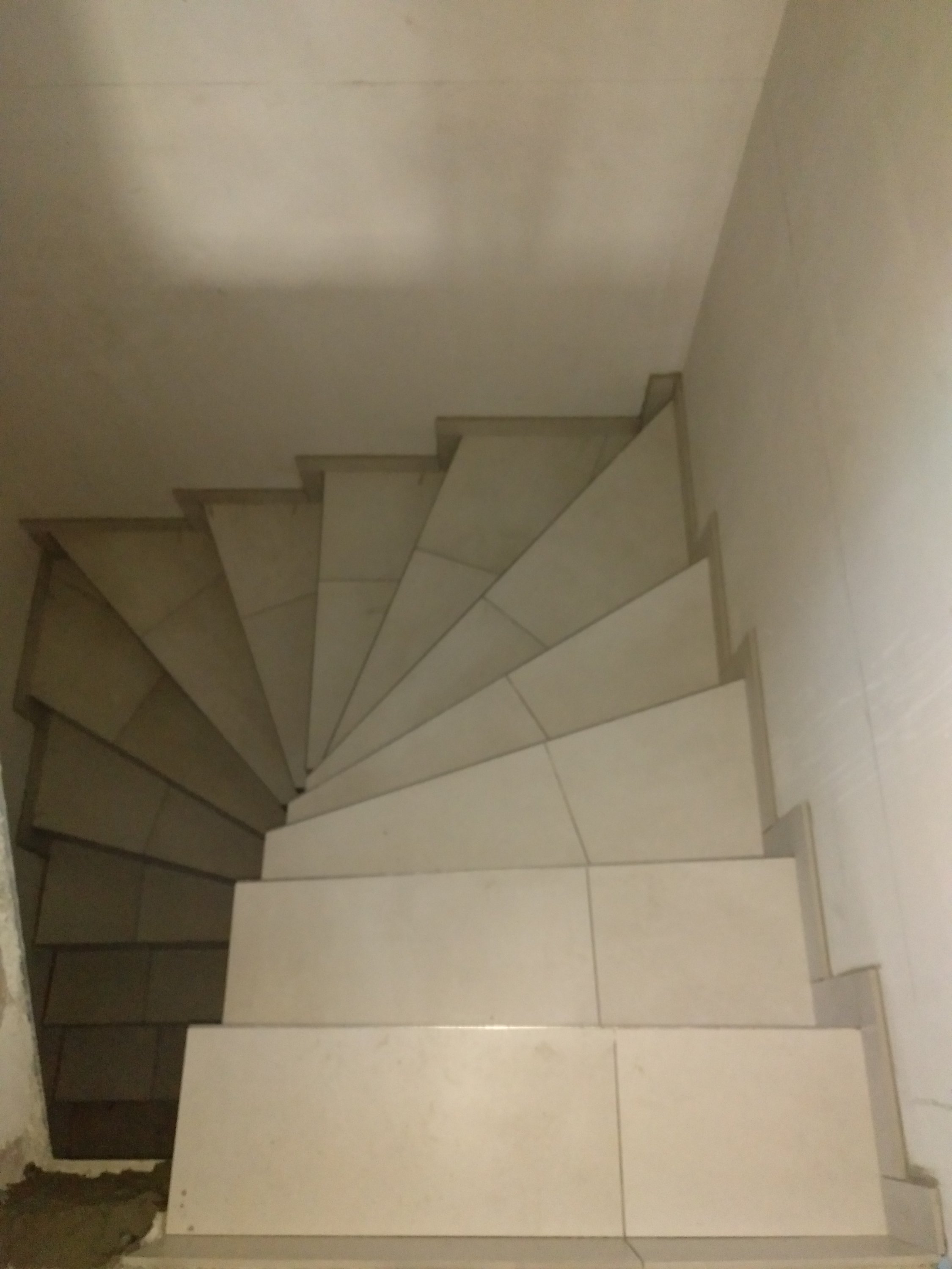 fliesen-auf-halbgewendelter-treppe-wer-hat-da-erfahrungen-287751-1.jpg