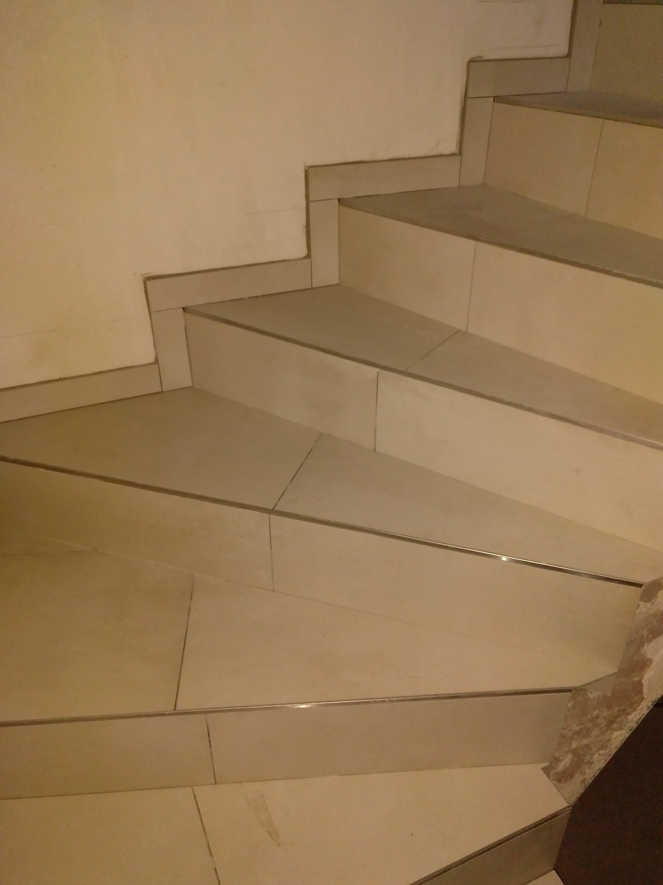 fliesen-auf-halbgewendelter-treppe-wer-hat-da-erfahrungen-287751-2.jpg
