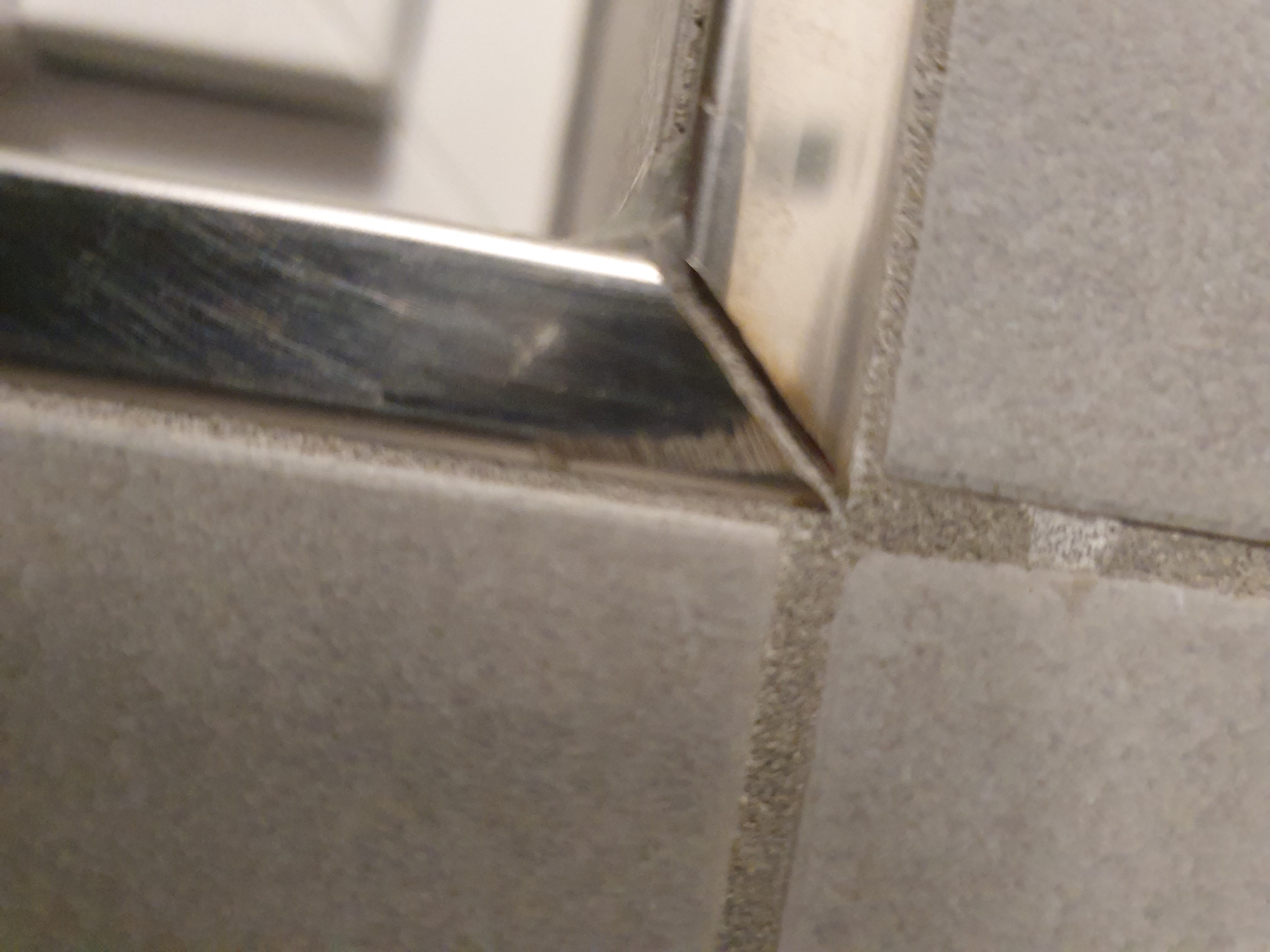 fliesenfugen-im-bad-und-bodenfliesen-unsaubere-arbeit-391490-6.jpg